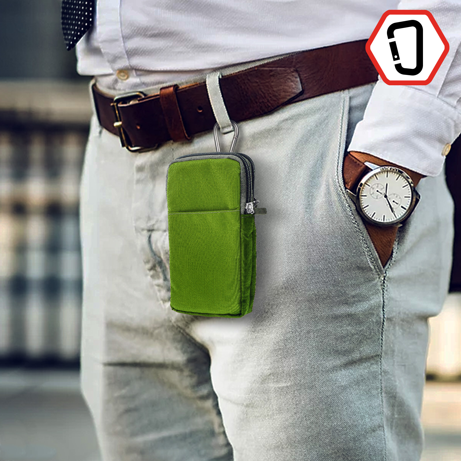 Eine Person trägt eine grüne Handytasche am Gürtel befestigt. Eine Uhr und ein weißes Hemd sind im Bild.