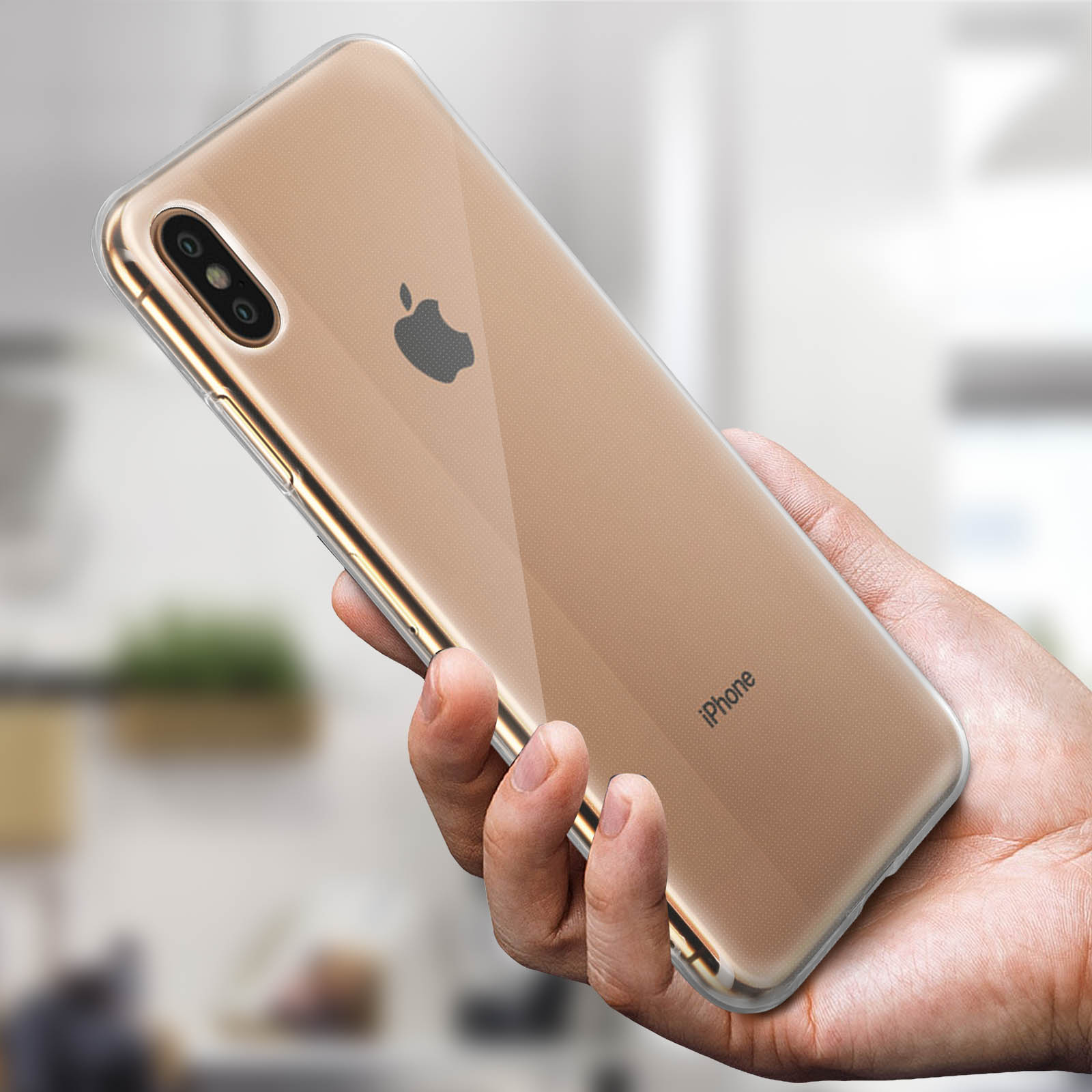 Una mano che tiene un iPhone color oro in una custodia protettiva trasparente.