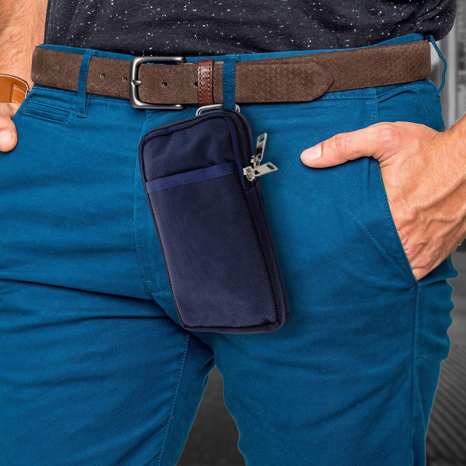 Una custodia blu navy attaccata a una cintura. La persona indossa pantaloni blu.