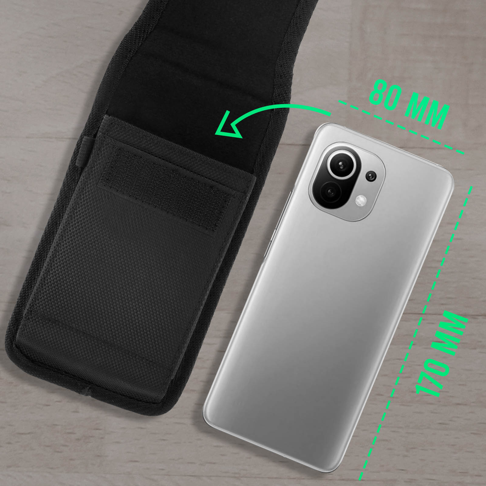 Schwarzes Telefon in einer schwarzen Gürteltasche. Abmessungen des Telefons sind mit Messungen angegeben.