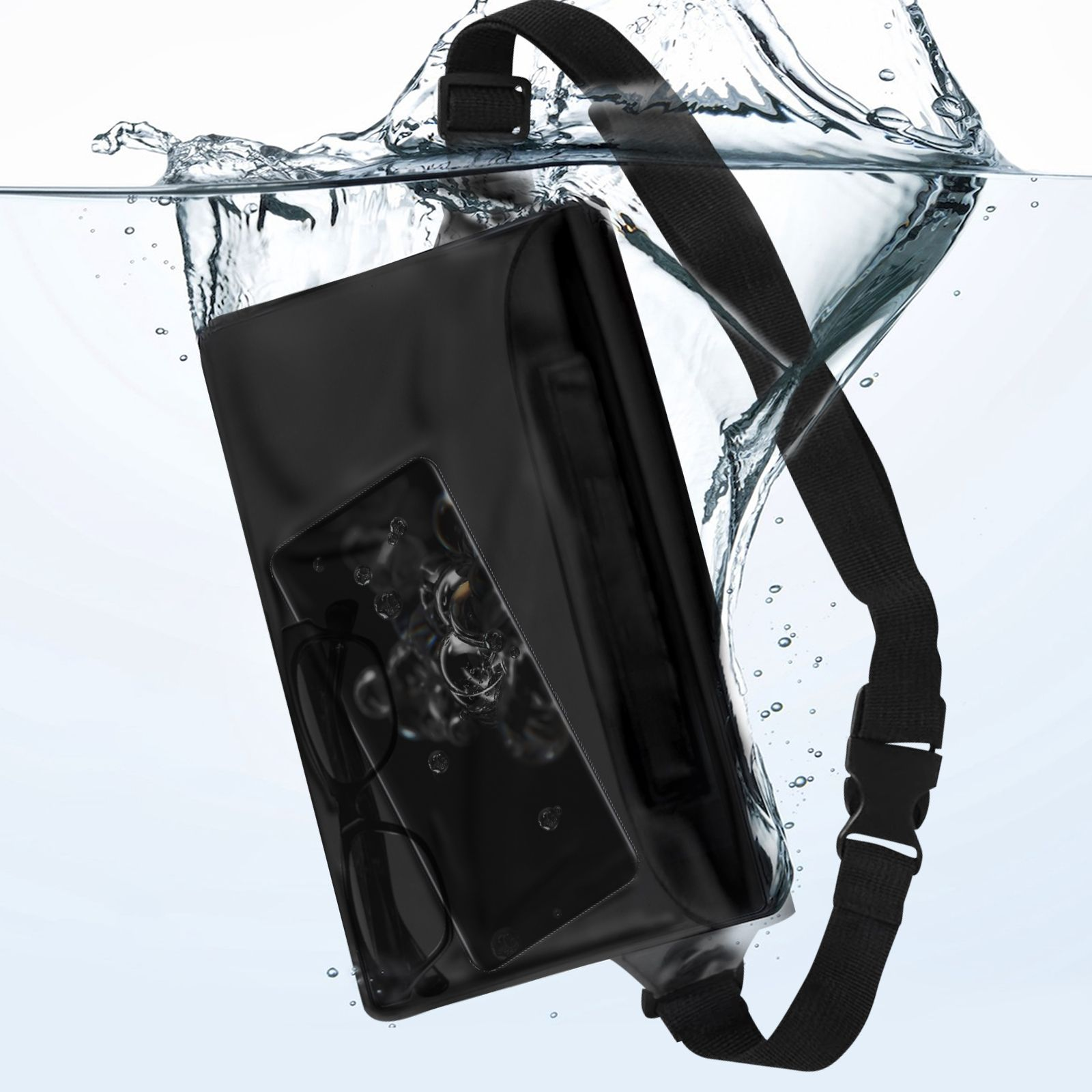 Schwarze wasserdichte Telefontasche mit Telefon und Brille darin, unter Wasser.