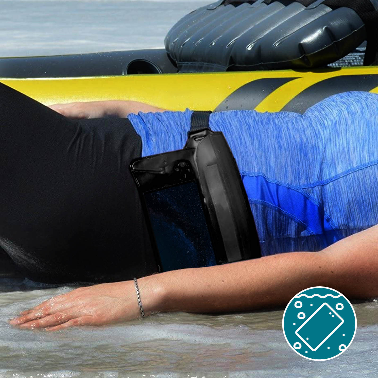 Eine Person liegt am Strand mit einer wasserdichten Telefontasche. Ein Logo ist vorhanden.