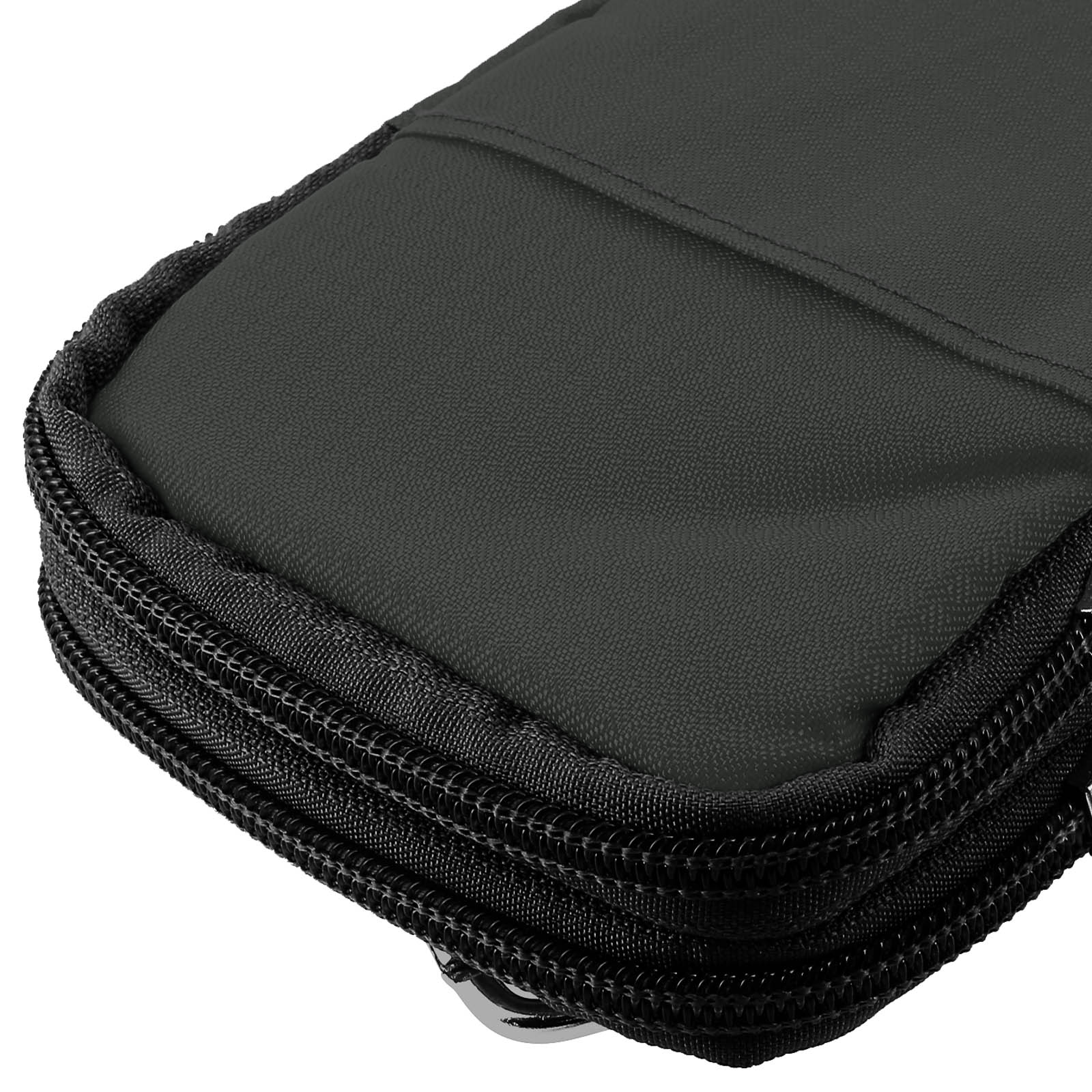 Eine schwarze Brieftaschen-Handyhülle, geschlossen. Der Reißverschluss ist geschlossen. Der Hintergrund ist weiß.