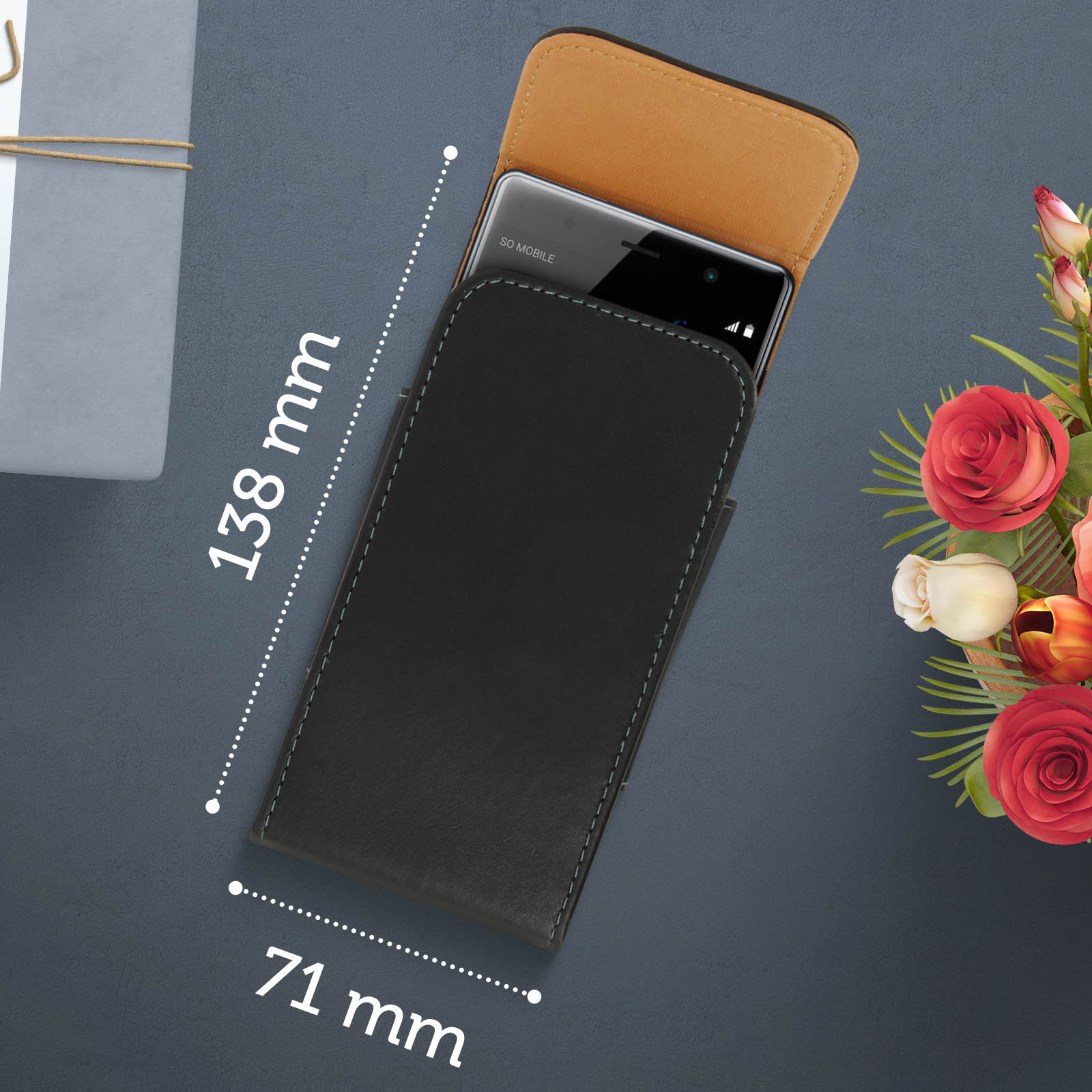 Schwarze Handytasche mit Telefon. Auch Geschenkbox und Blumenarrangement vorhanden.