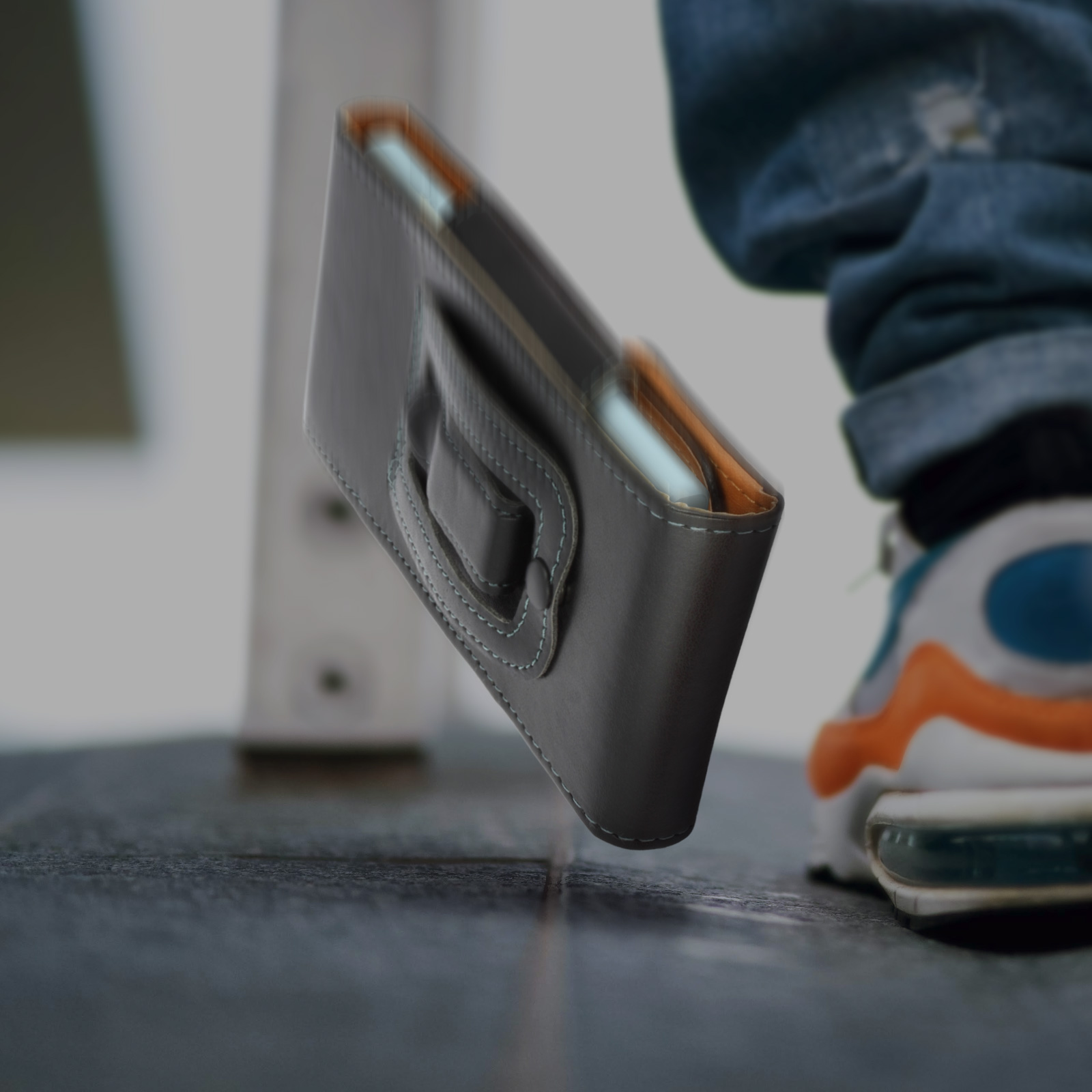 Eine Handyhülle wird gezeigt. Der Hintergrund zeigt die Beine und Schuhe einer Person.