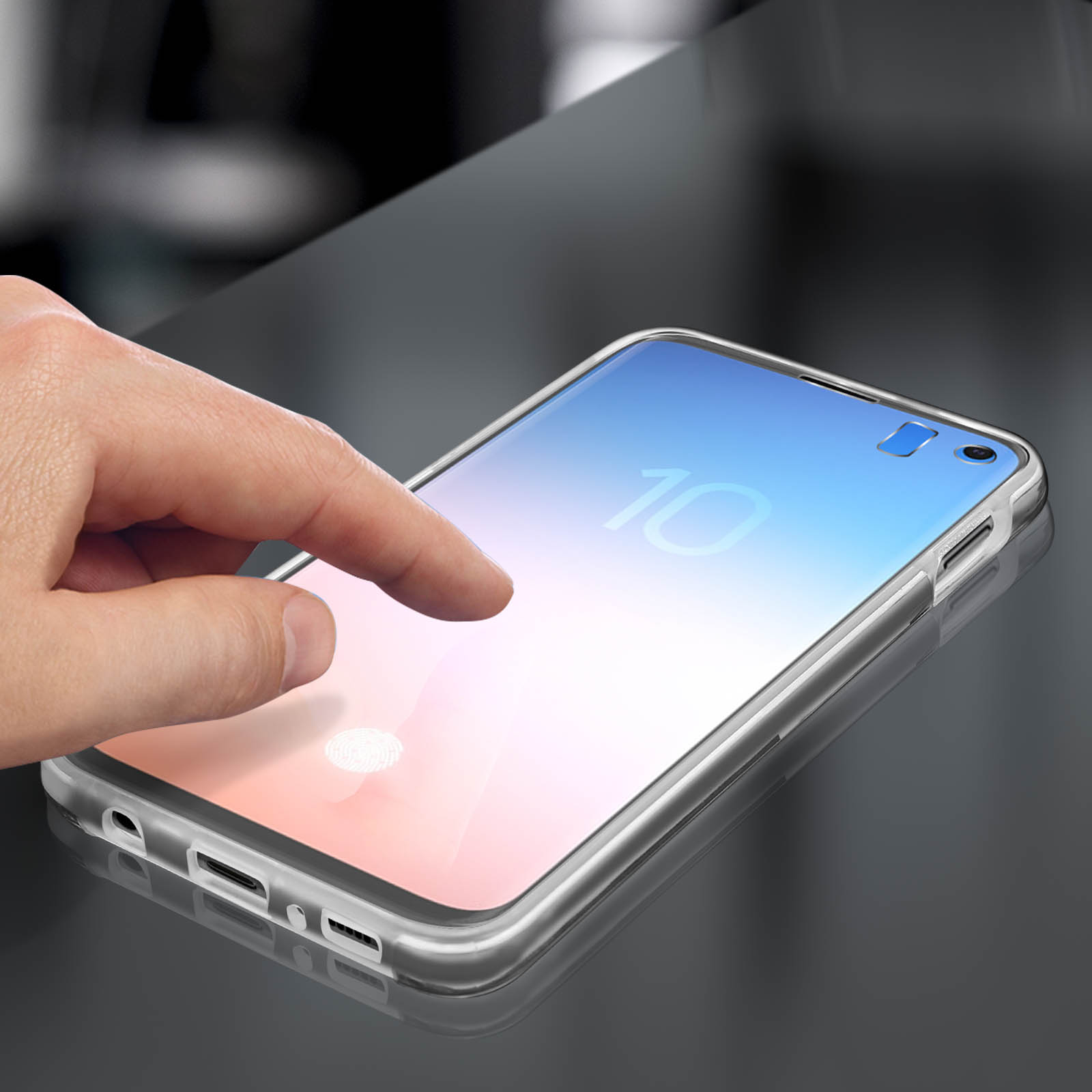 Mano che indica lo schermo del telefono con '10'. Custodia trasparente su superficie nera.