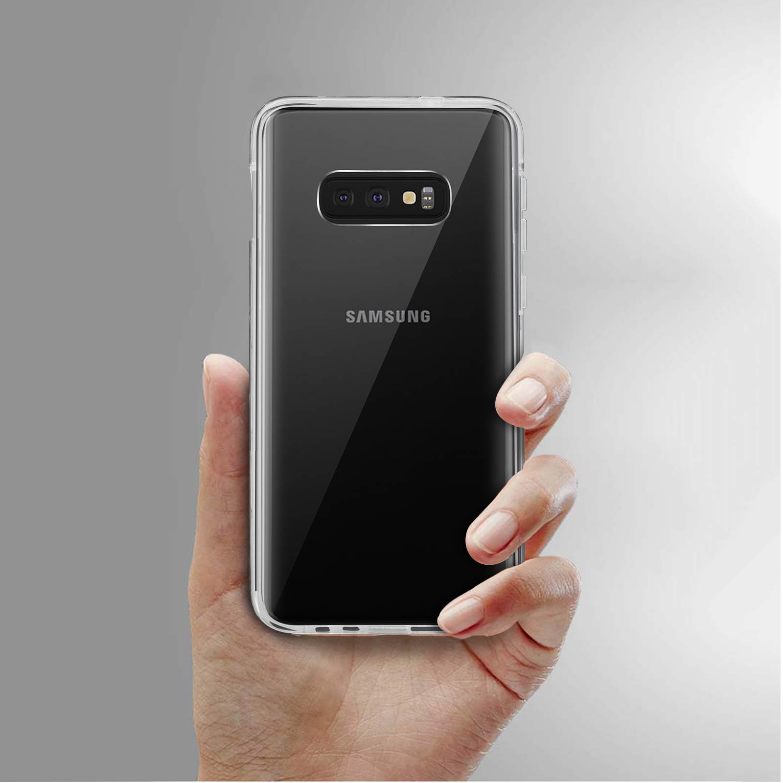 Mano che tiene una custodia trasparente per telefono con un telefono dentro. Il telefono è rivolto verso lo spettatore.