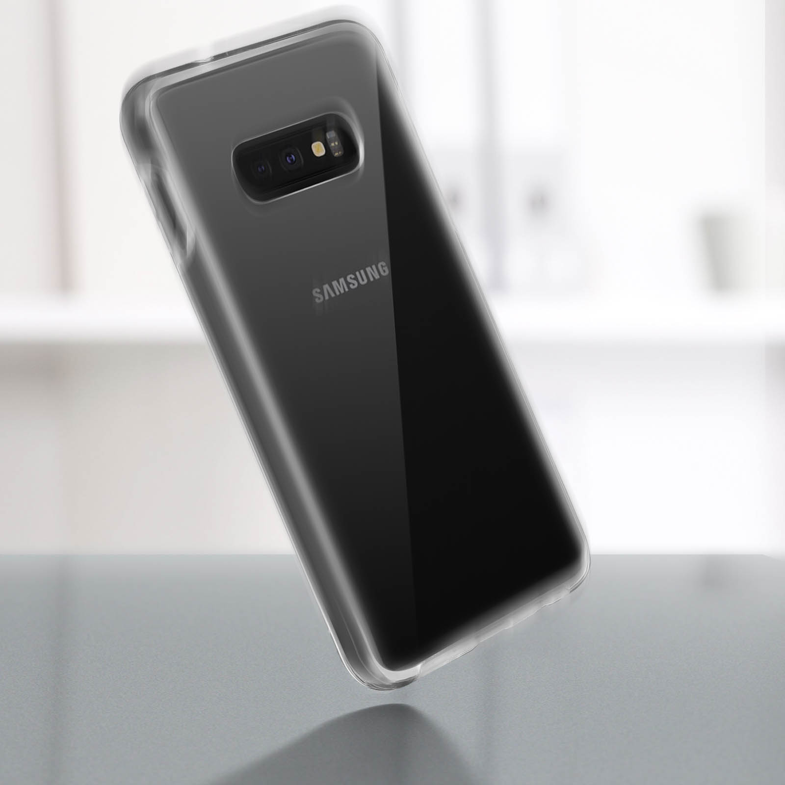 Una custodia trasparente con un telefono Samsung all'interno è su una superficie riflettente.