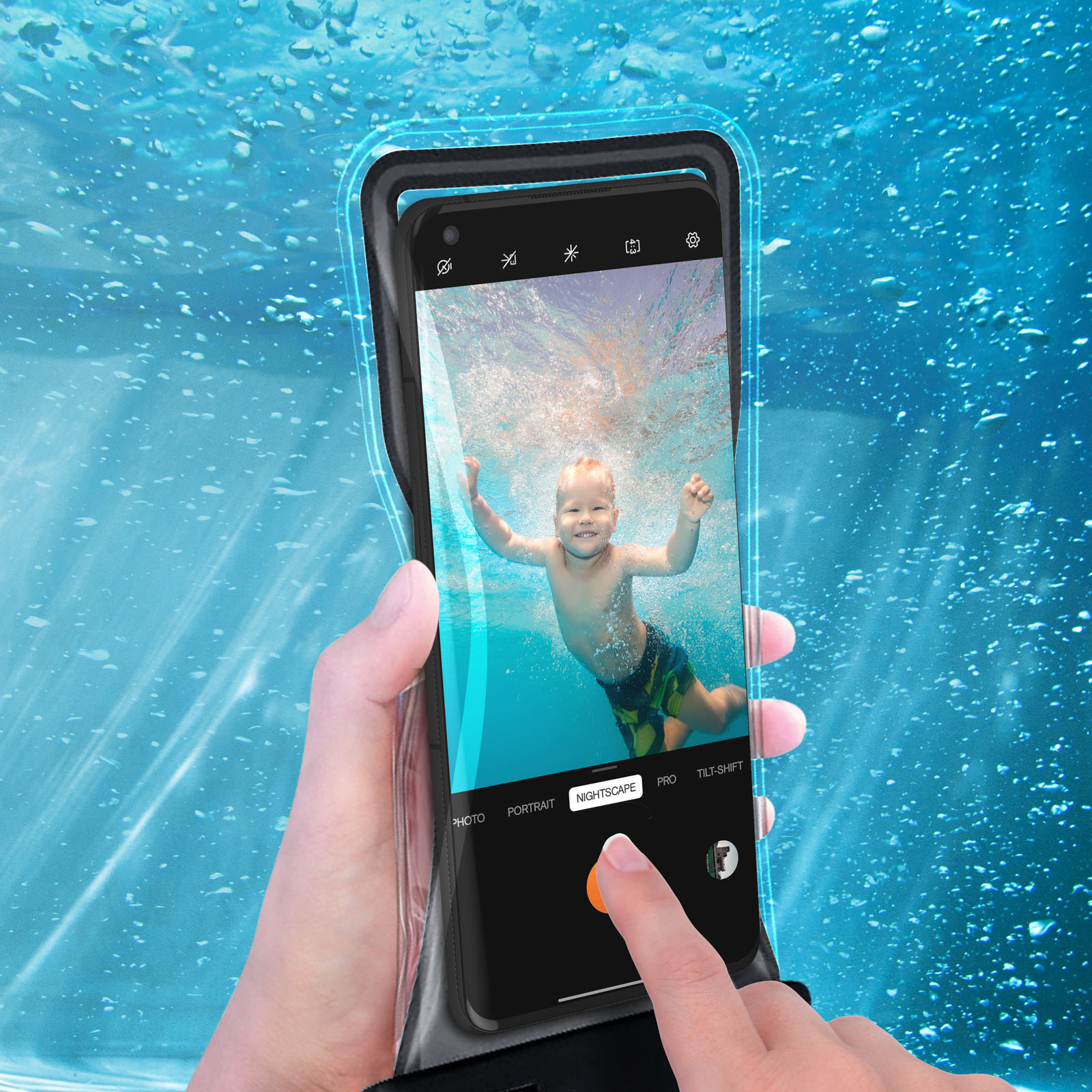 Ein Telefon in einer wasserdichten Hülle unter Wasser. Eine Person benutzt das Telefon.