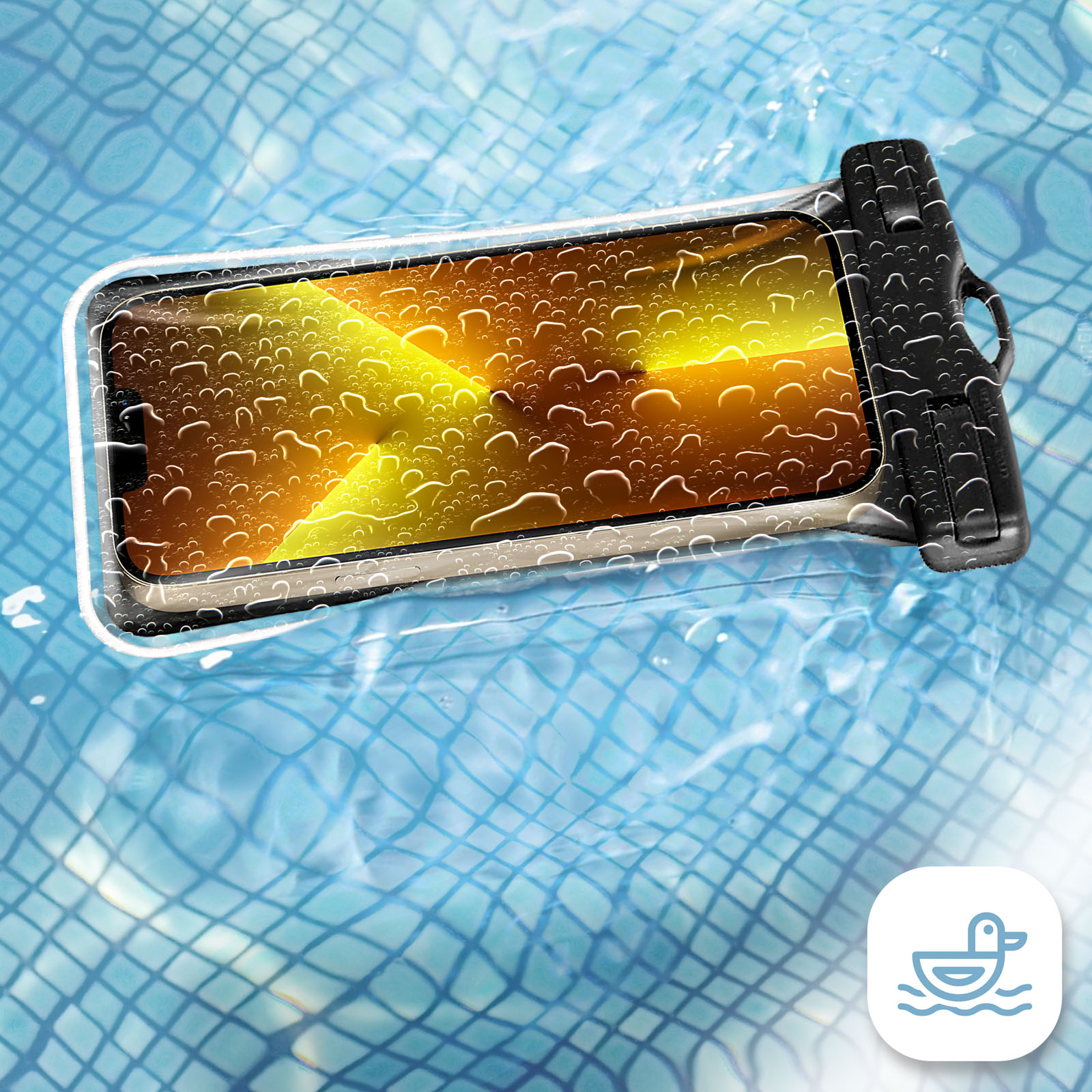 Telefon in wasserdichter Hülle in blauem Wasser. Wassertropfen und Logo sichtbar.