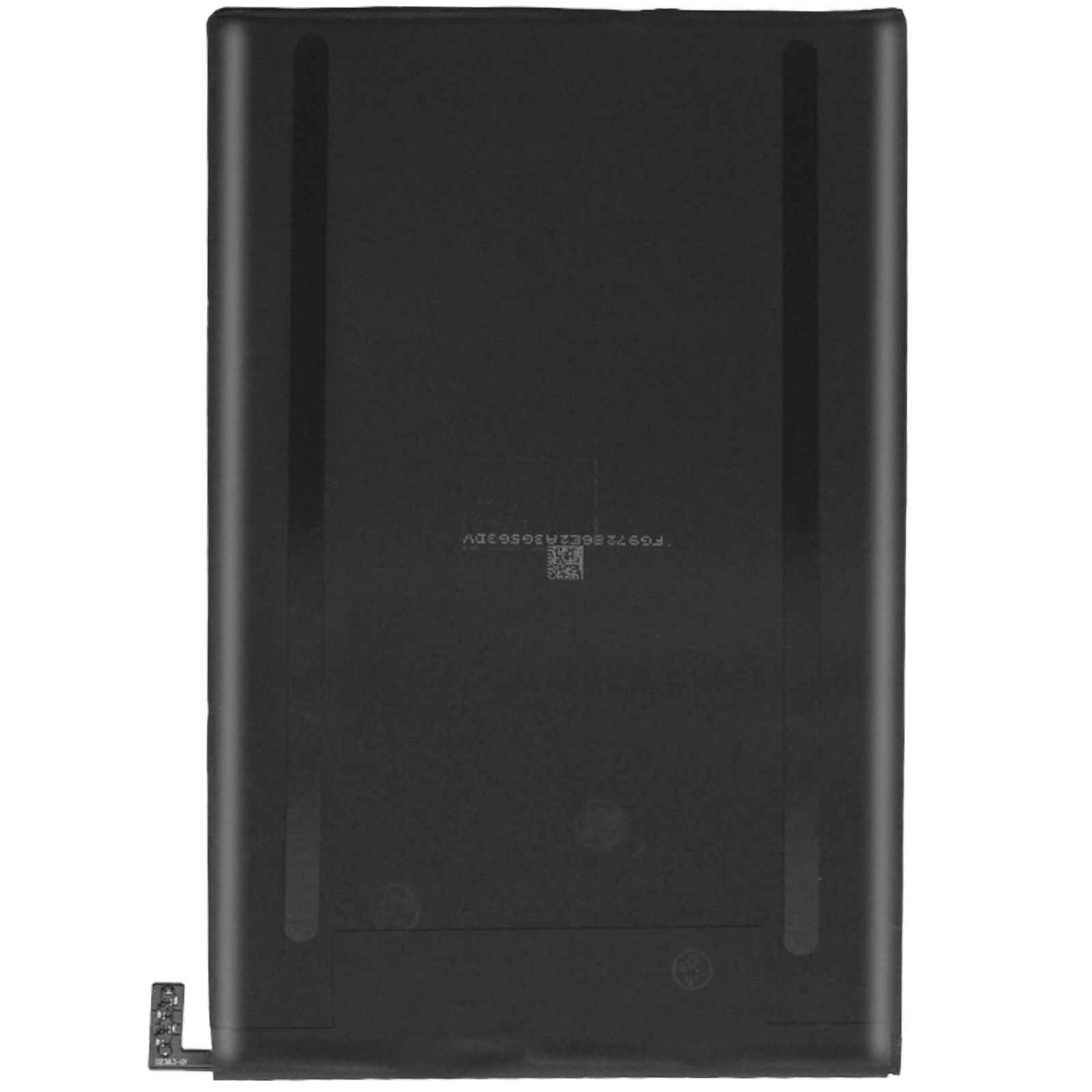 Una batería de teléfono negra, con la parte trasera del teléfono visible. La batería tiene un código QR y texto.