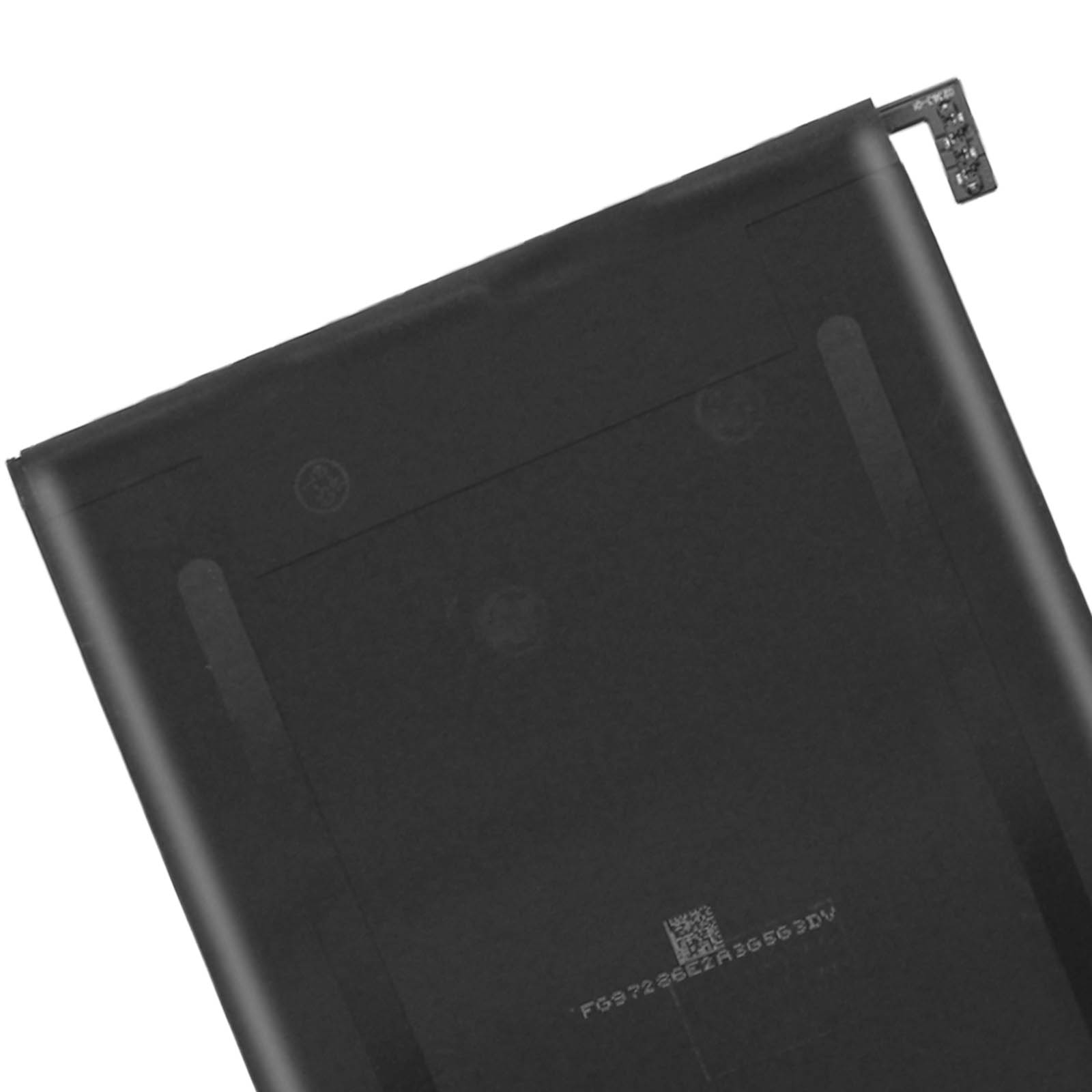 Batería de teléfono negra con código QR. La batería está sobre una superficie blanca.