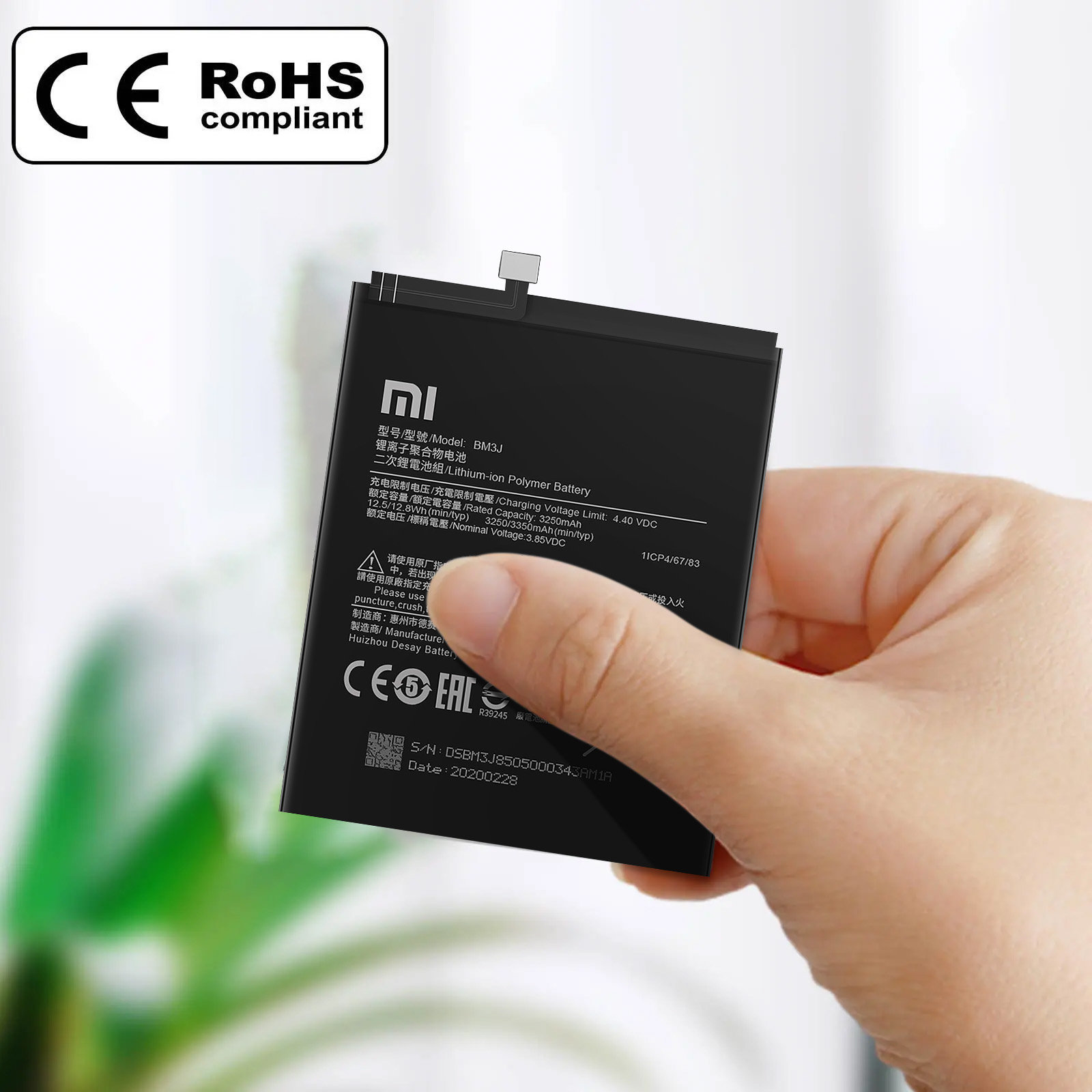 Hand hält eine schwarze Telefonbatterie. CE- und RoHS-konforme Etiketten sind vorhanden.