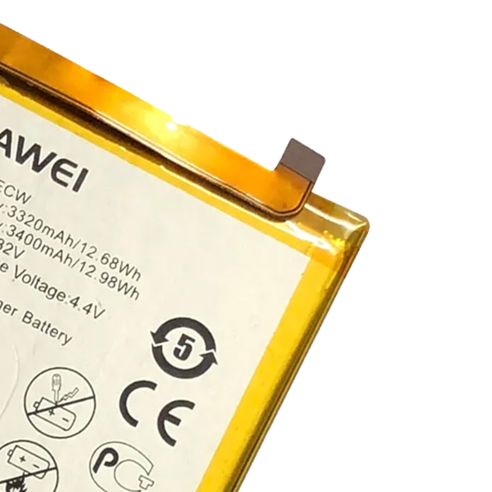 Primo piano di una batteria del telefono, che mostra l'etichetta con specifiche e simboli.