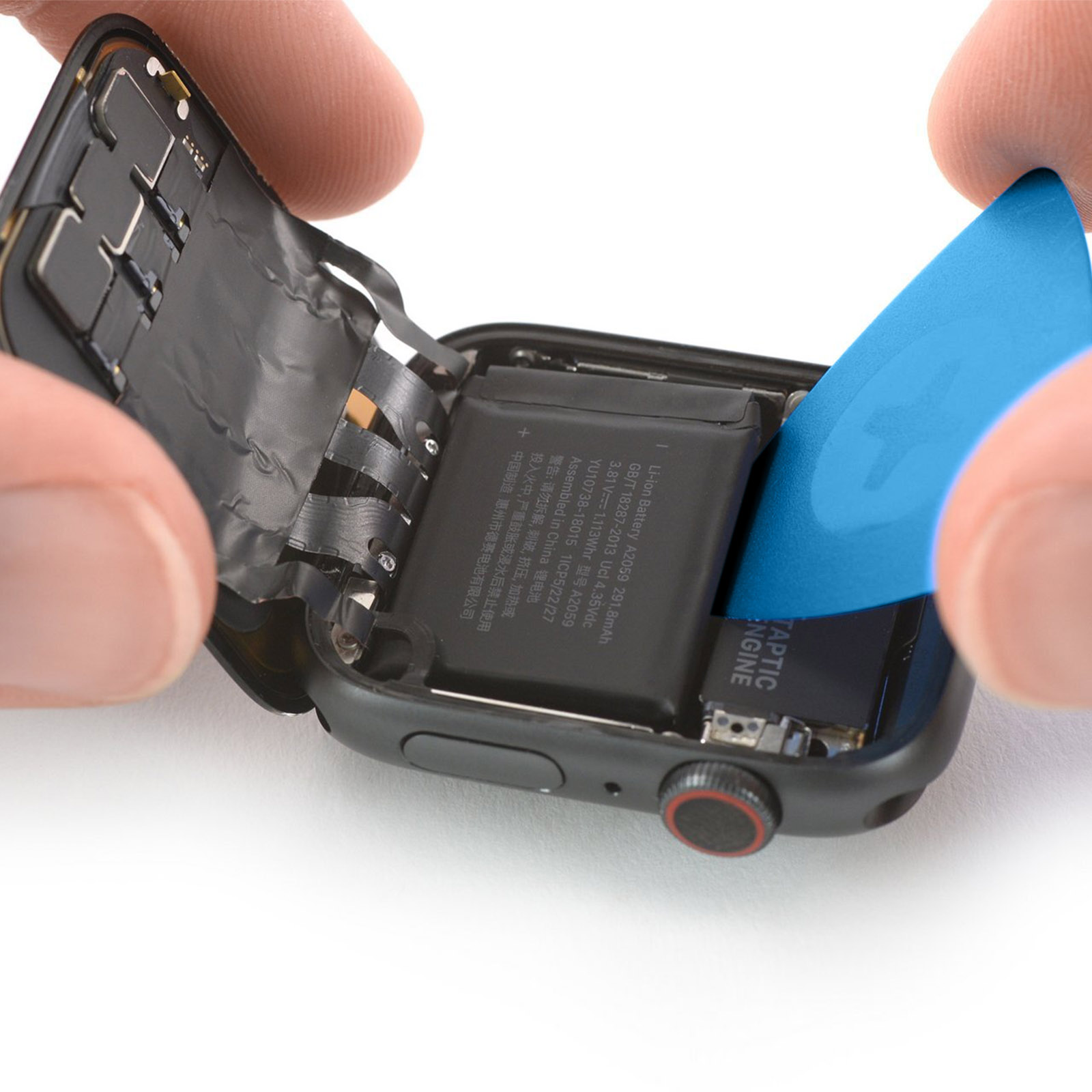 Hände, die ein Werkzeug verwenden, um eine Smartwatch zu öffnen und den Akku freizulegen.