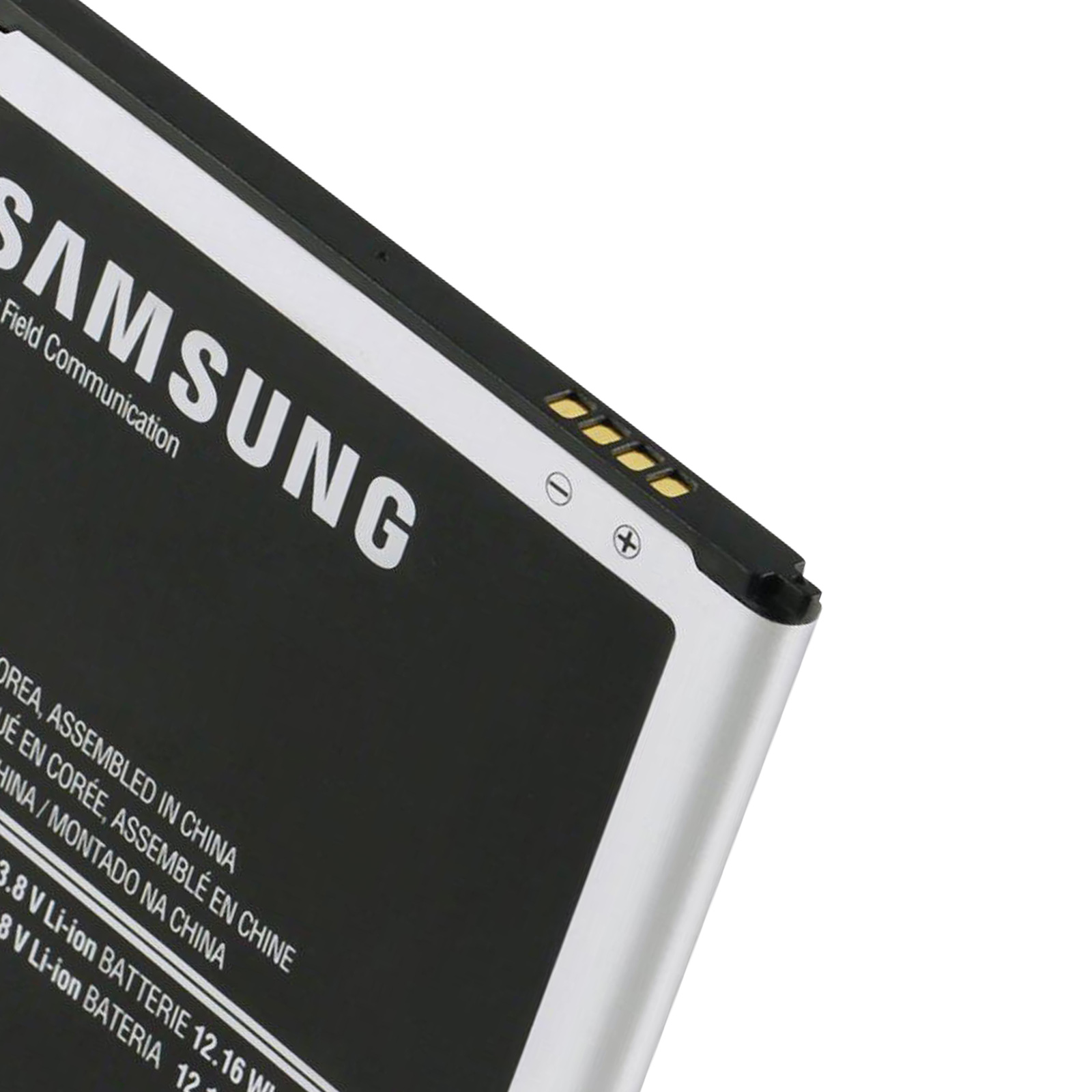 Primer plano de una batería de teléfono Samsung. La batería tiene información y marcas.