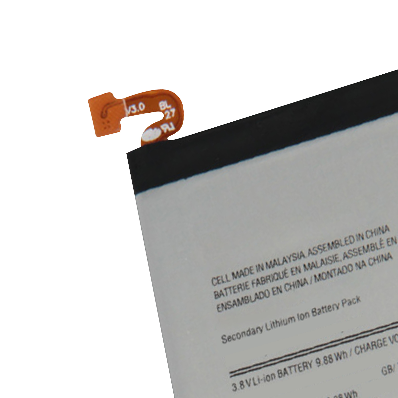 Akkupack mit orangefarbenem Anschluss. Weißer Hintergrund.