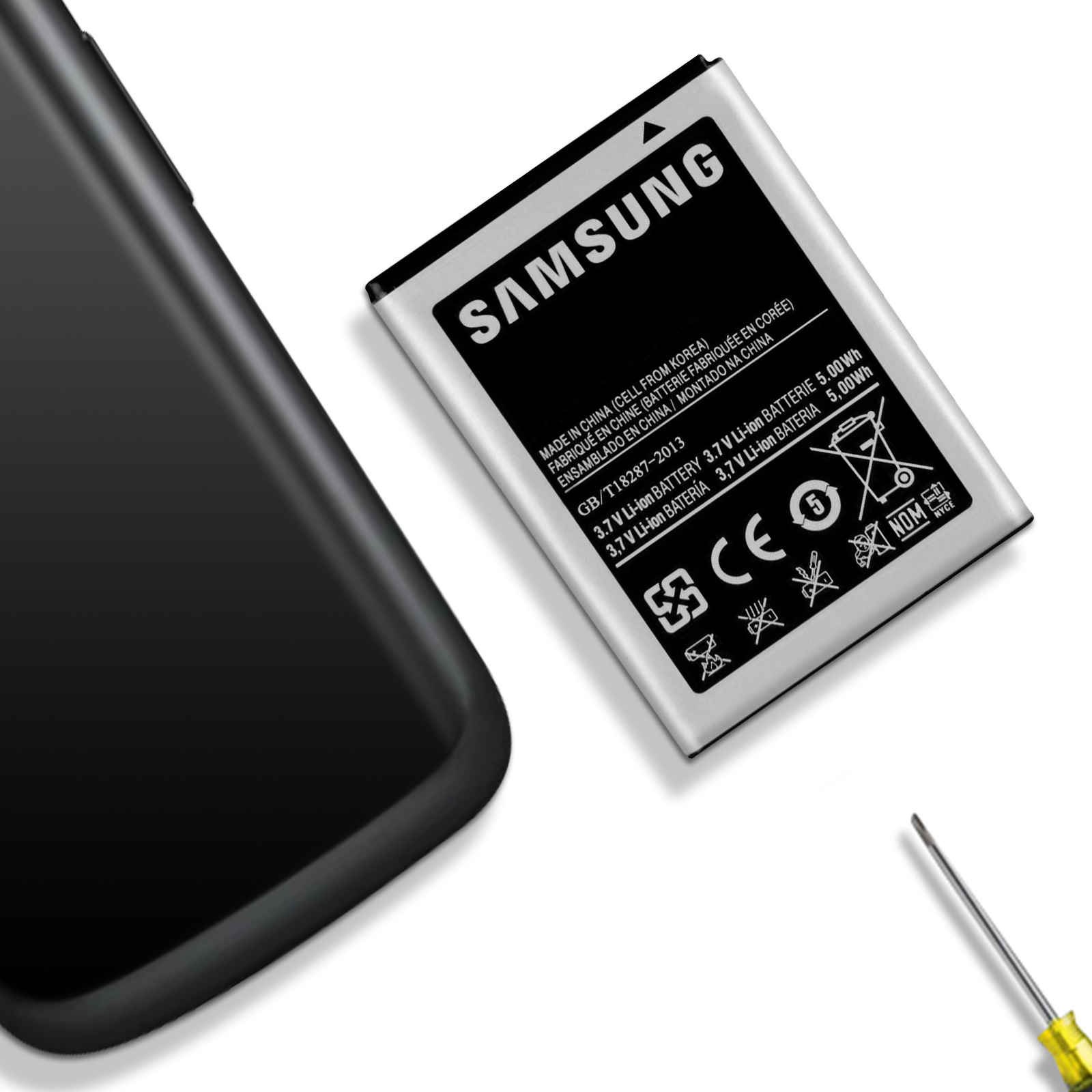 Una batería de teléfono Samsung junto a un teléfono. También se ve un destornillador.