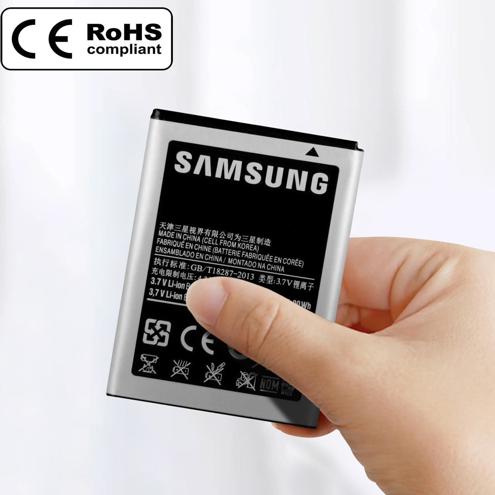 Batería Samsung con texto. En una mano y tiene etiqueta CE y RoHS.