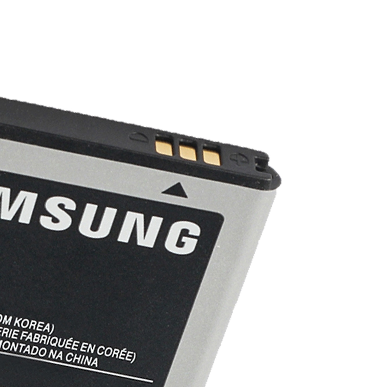 Una batería de teléfono Samsung, gris y negra, sobre un fondo blanco.