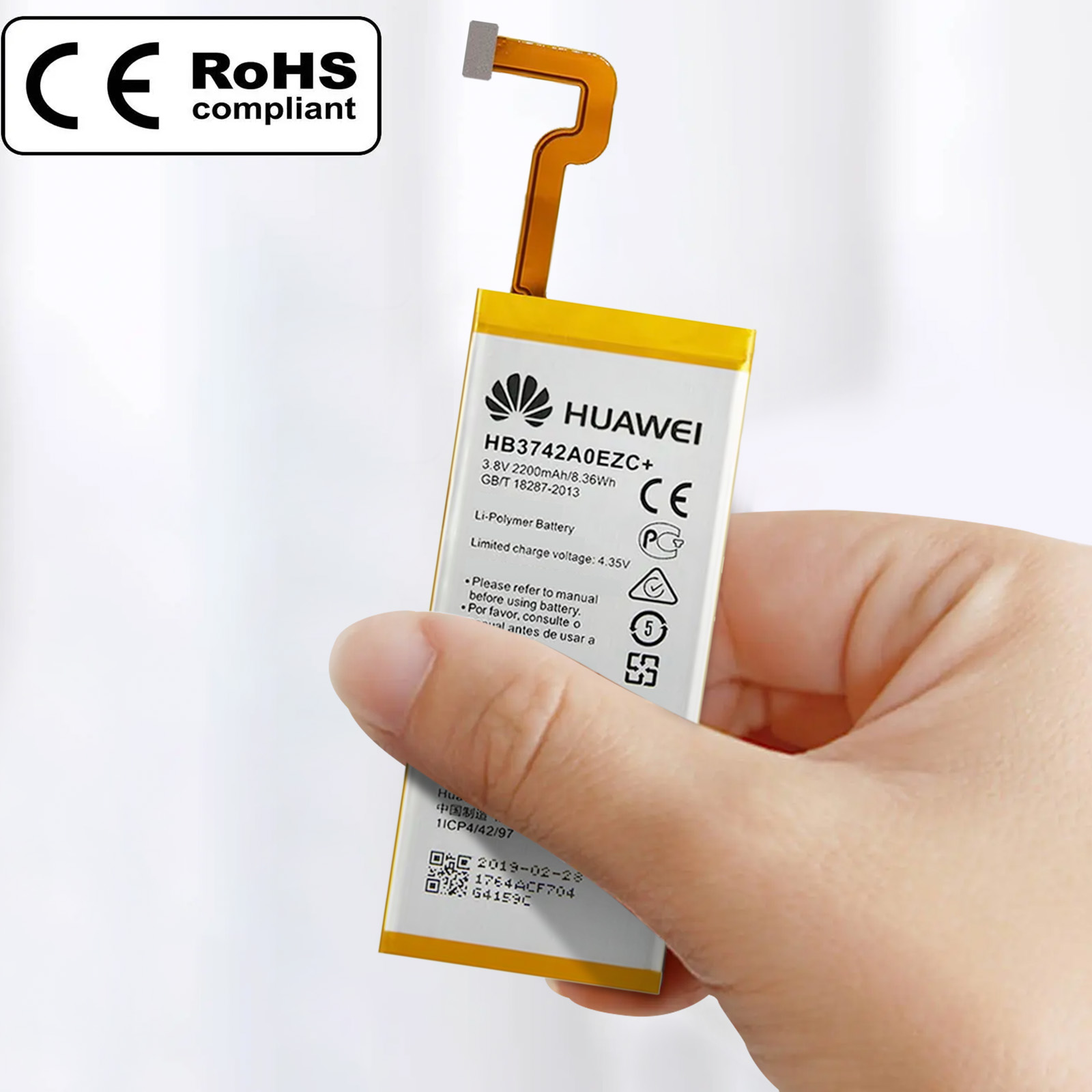 Una mano sosteniendo una batería de teléfono Huawei con una etiqueta y etiquetas de cumplimiento CE y RoHS.