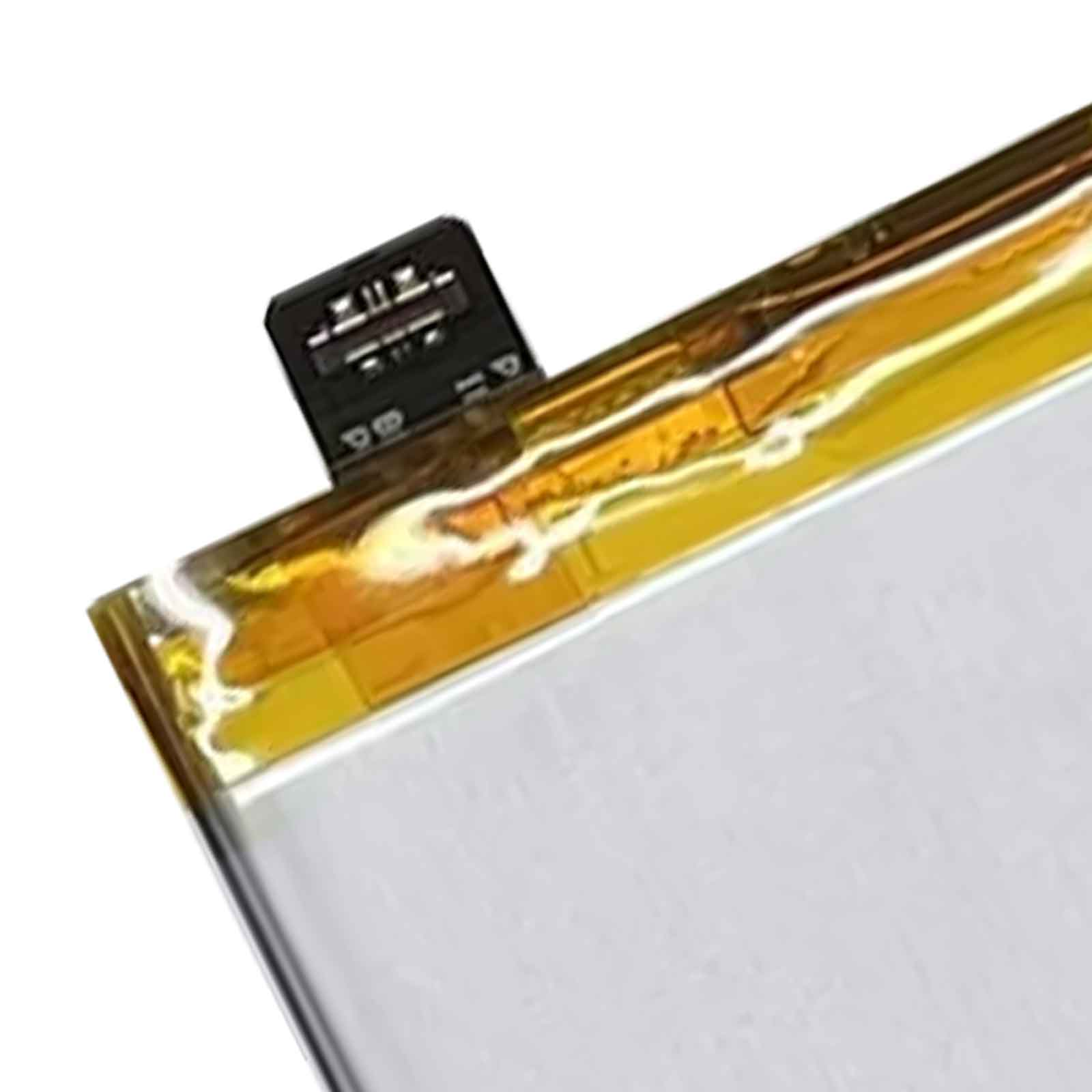 Primo piano del connettore della batteria. Dettagli oro e neri. Sfondo bianco.