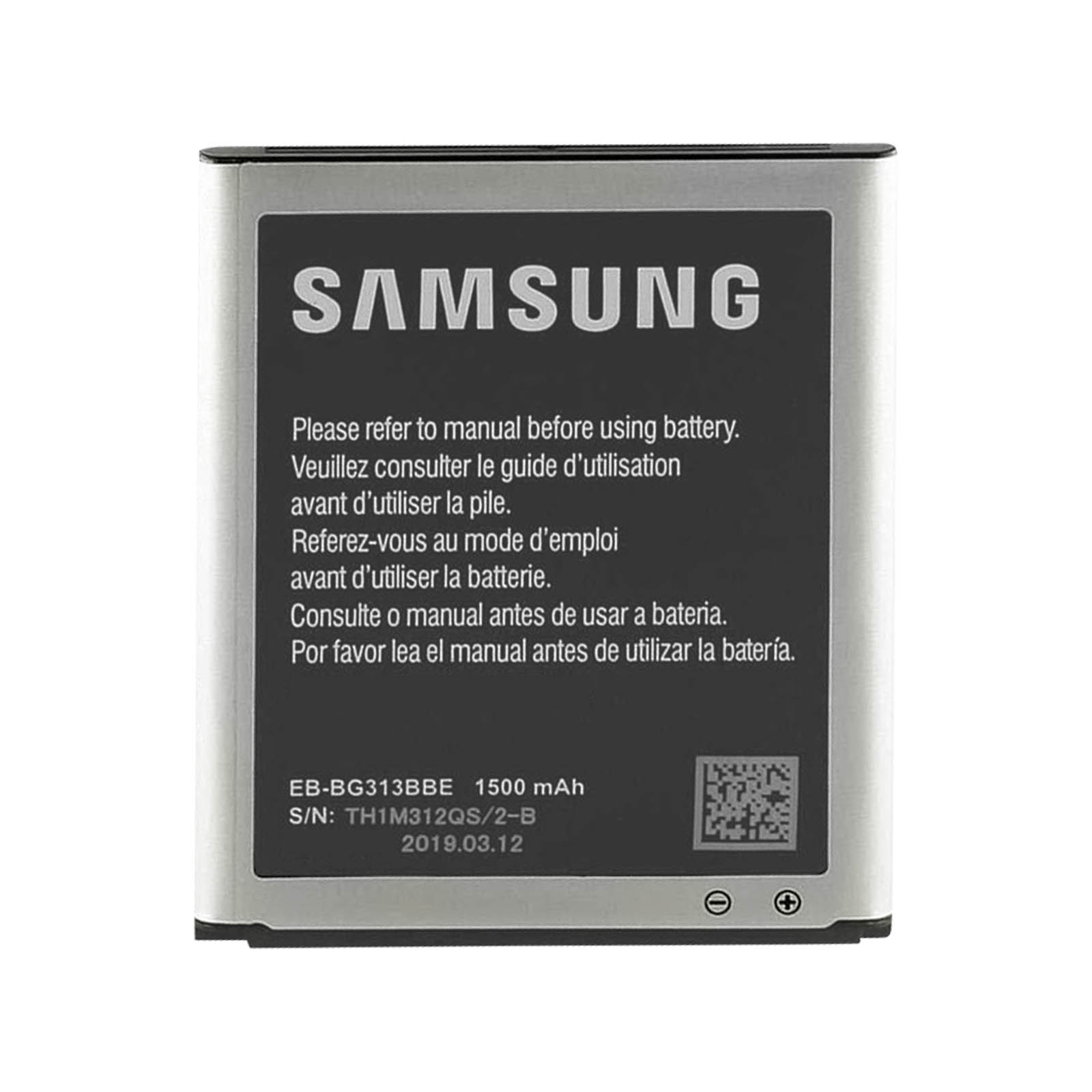 Una batería plateada Samsung con texto y etiquetas. El fondo es blanco.