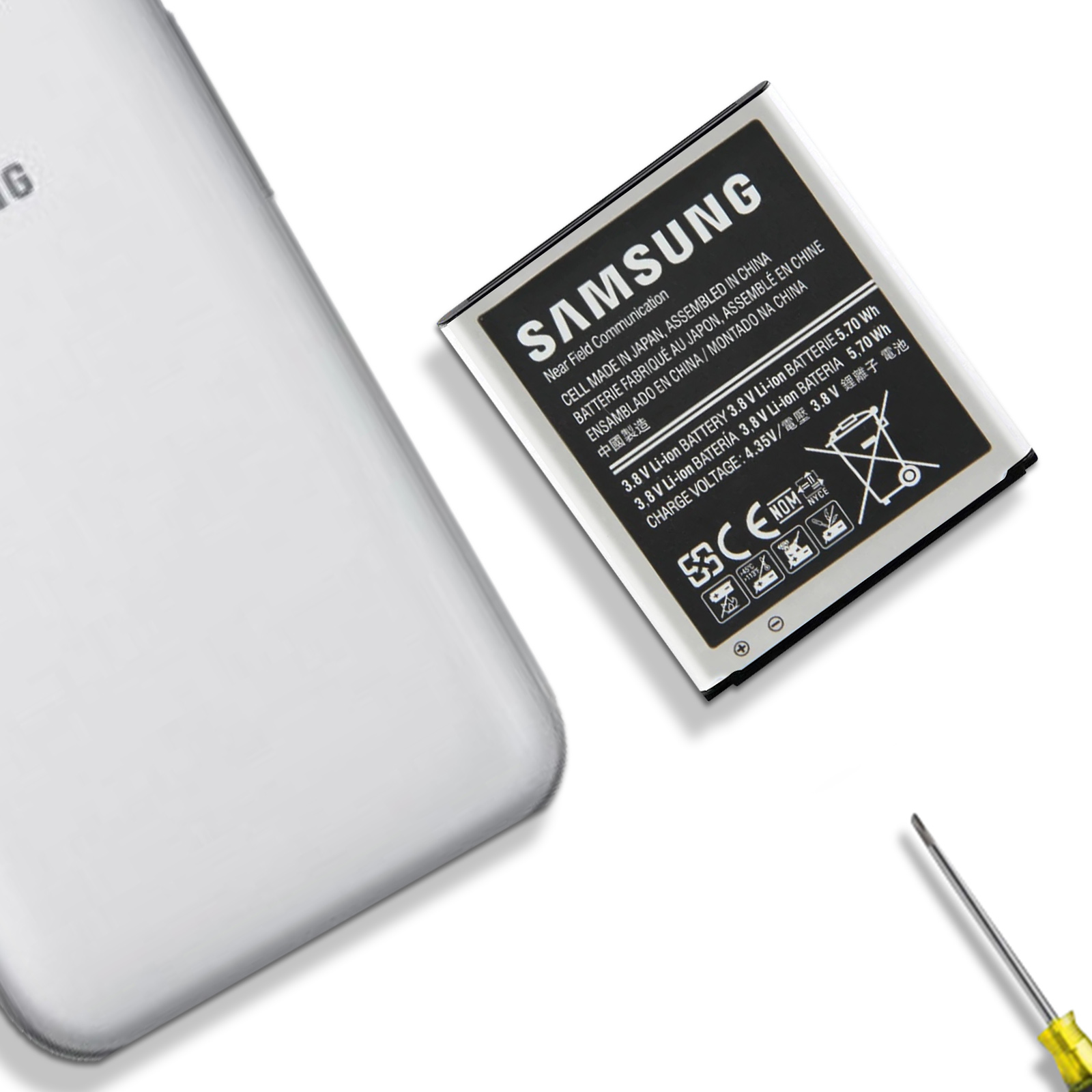 Una batería de teléfono Samsung junto al teléfono y un destornillador.