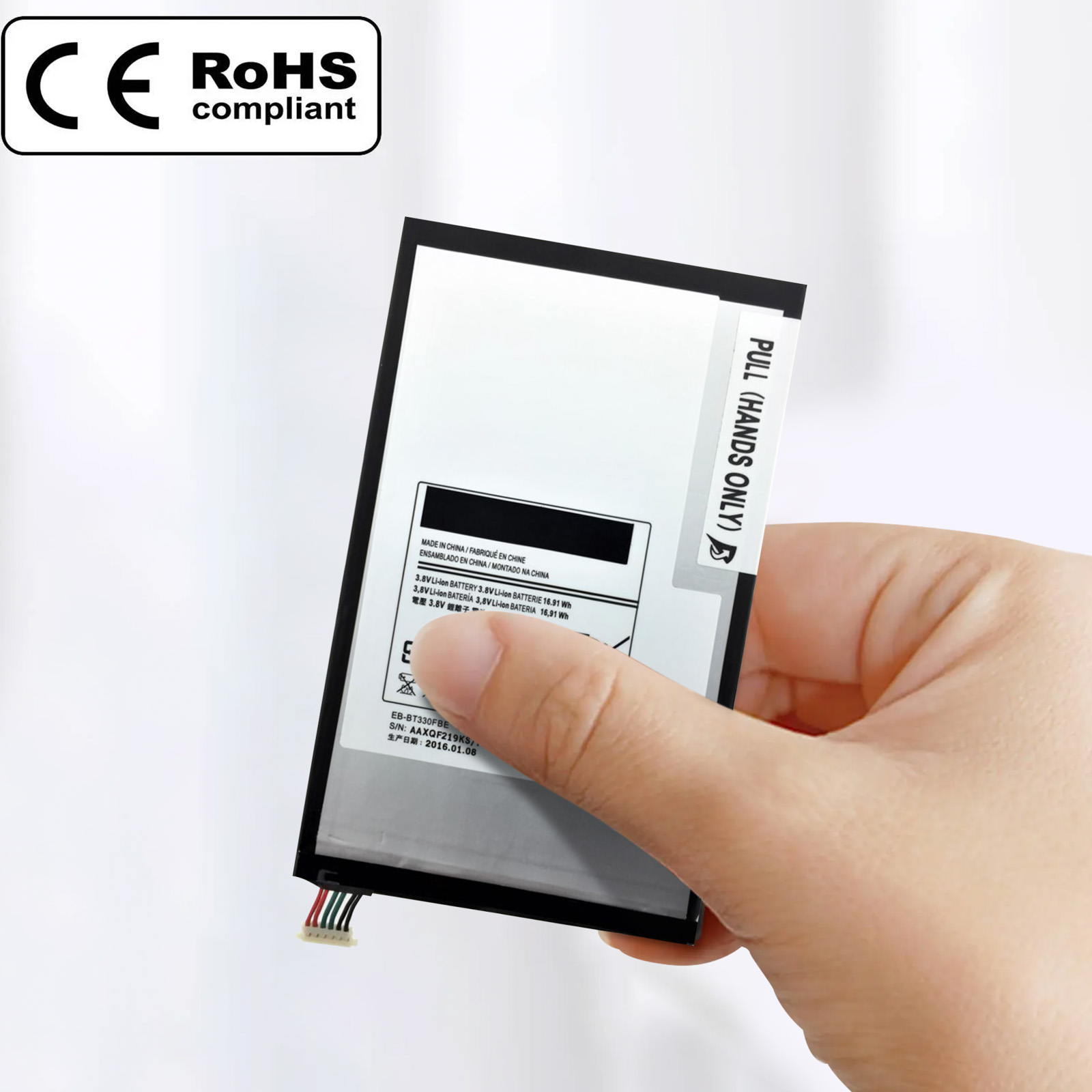 Mano sosteniendo batería de teléfono con etiquetas, logo RoHS y marca CE.