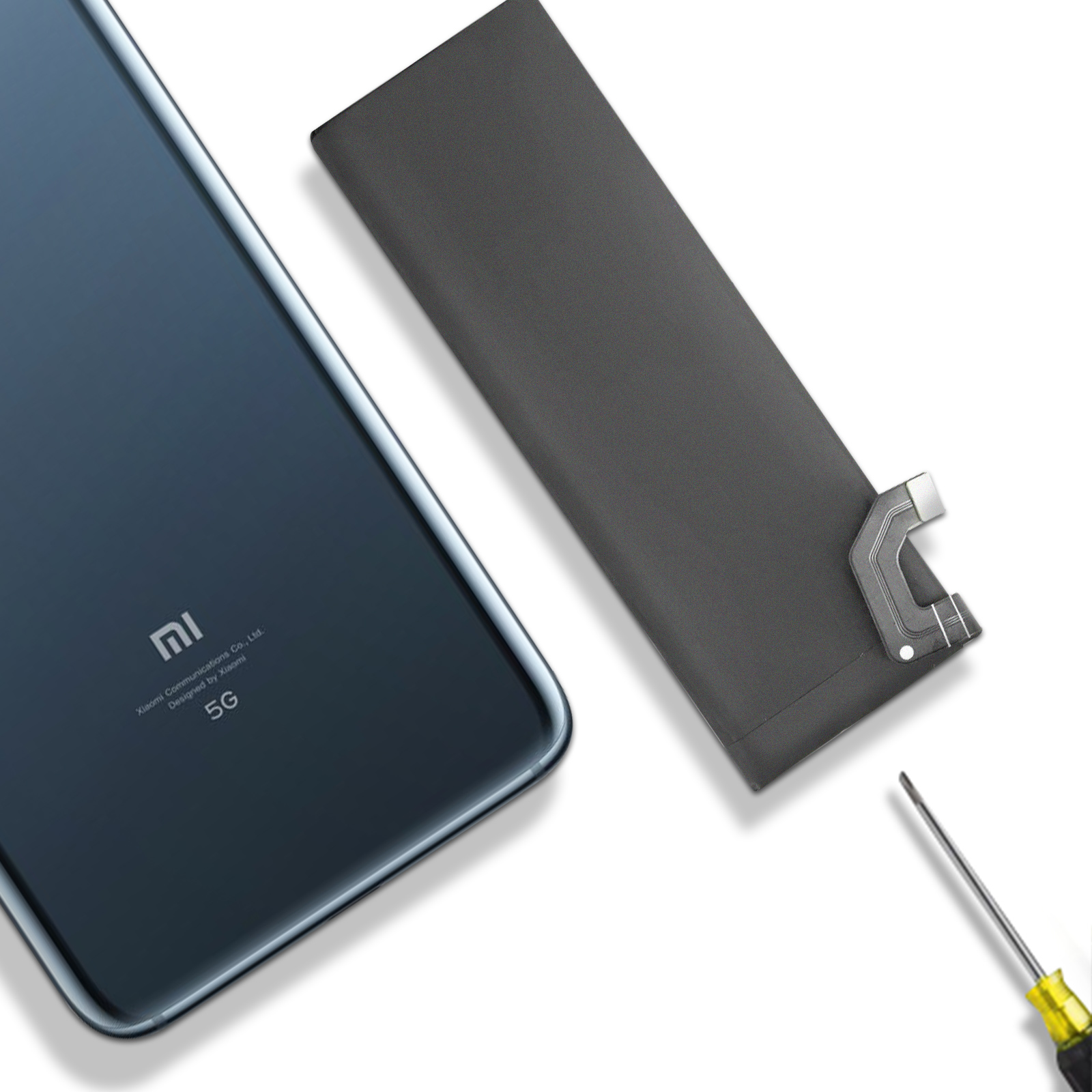 Parte trasera del teléfono y batería junto a ella en blanco. Destornillador a la derecha.