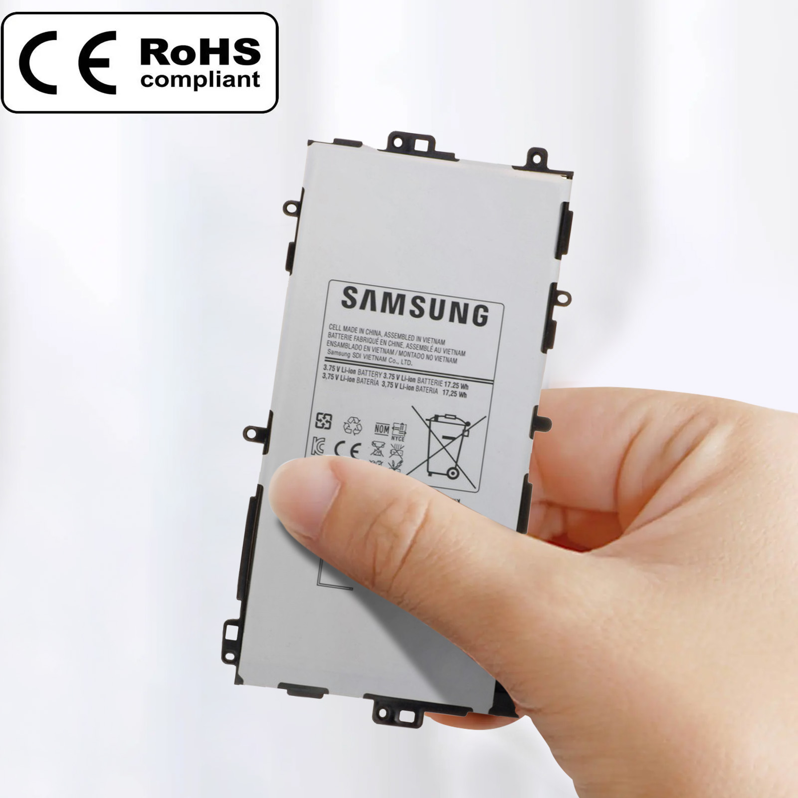 Mano sosteniendo una batería de teléfono Samsung.