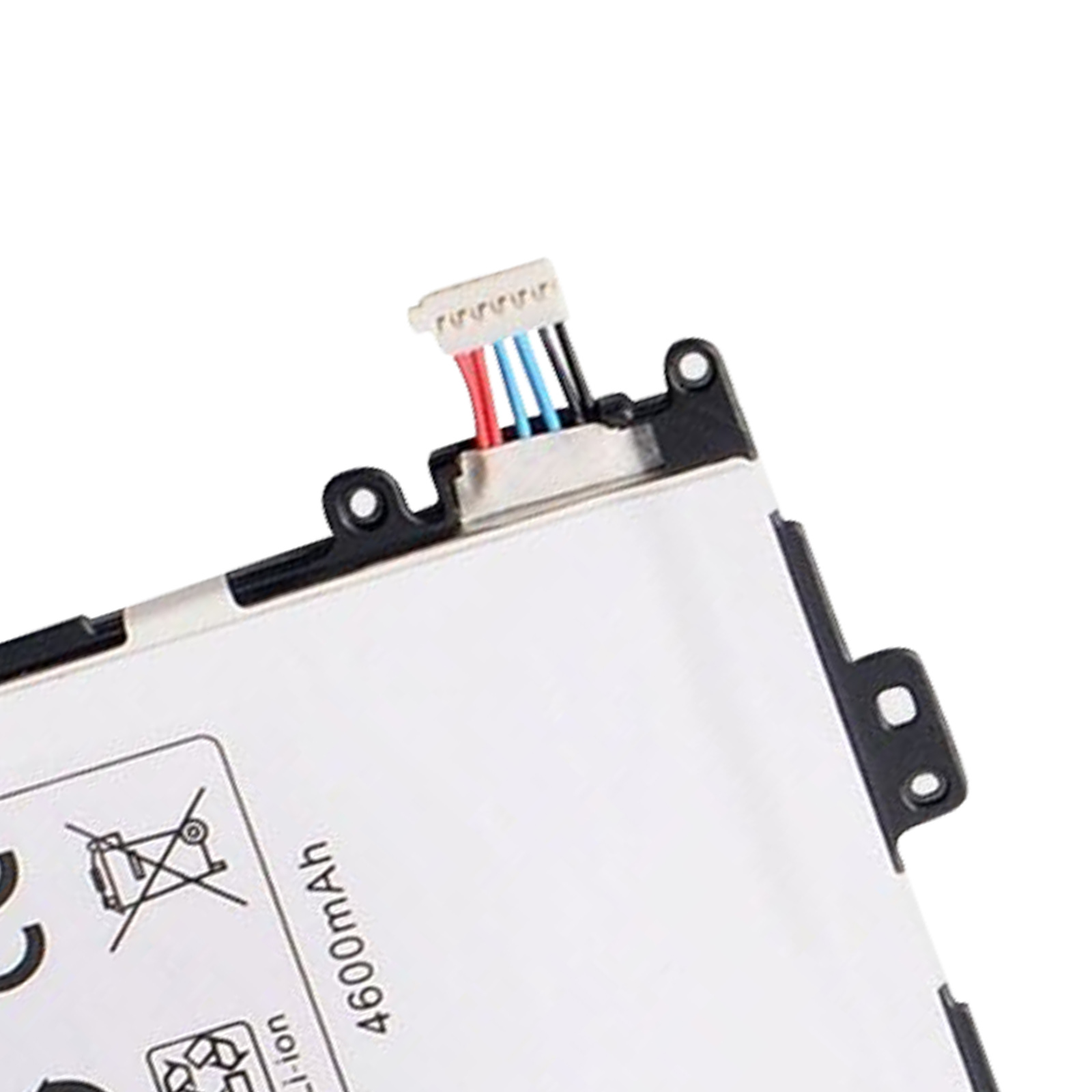 Primer plano del conector y las etiquetas de la batería del teléfono. Cables visibles.