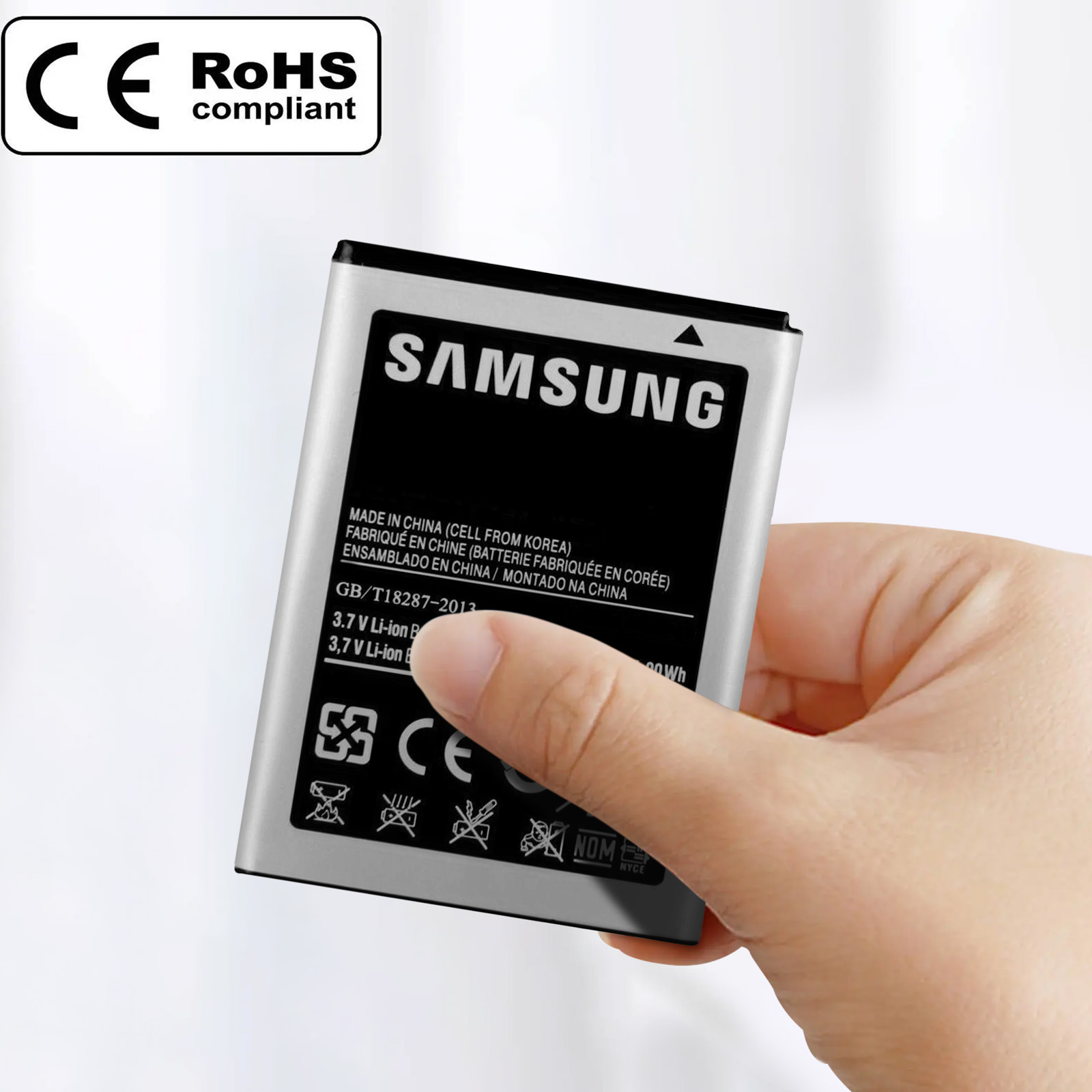 Ein Samsung-Akku mit CE- und RoHS-Etiketten, gehalten von einer Hand.