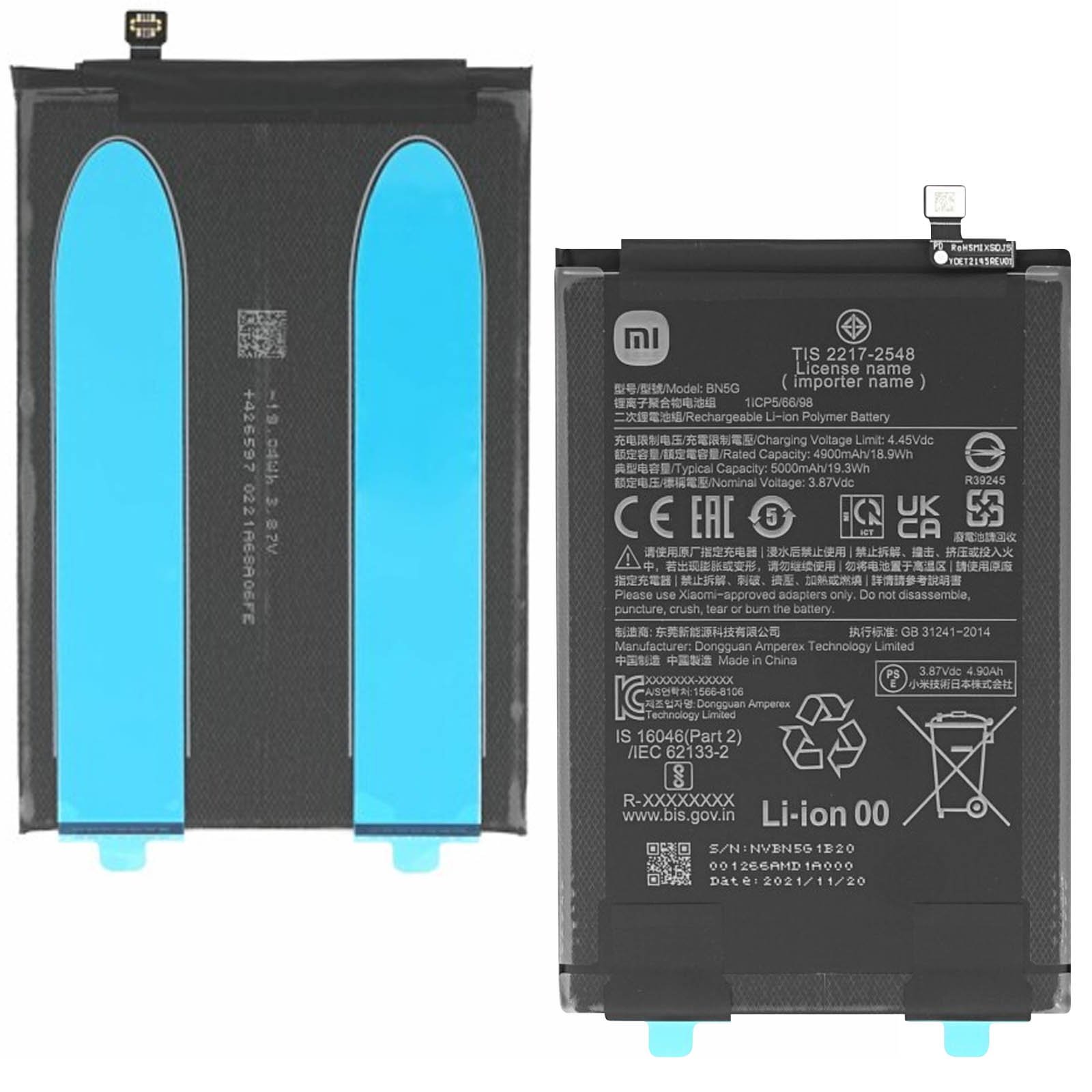 Batteria del telefono con testo, sfondo bianco. La batteria ha un adesivo blu.