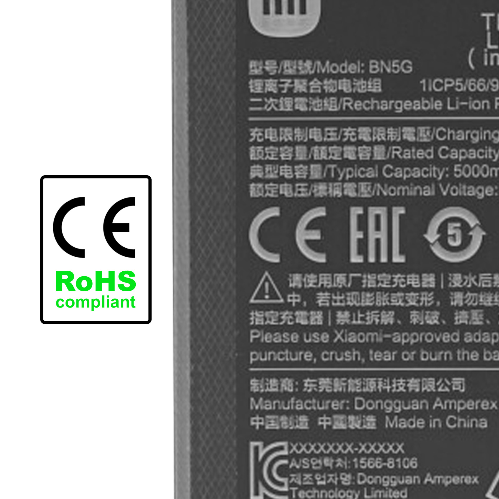 Primo piano di una batteria con testo e simboli, inclusa un'etichetta CE e RoHS.