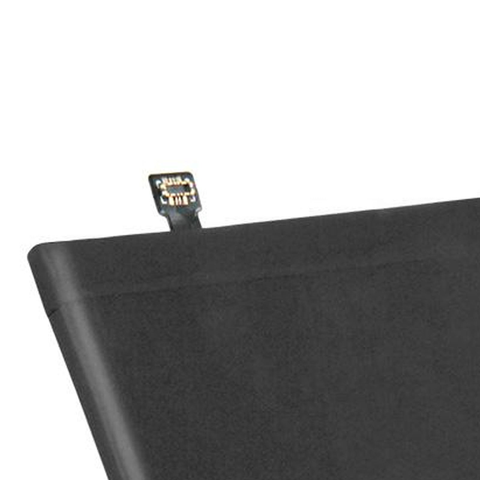 Un primo piano di una batteria nera, con un connettore in alto.