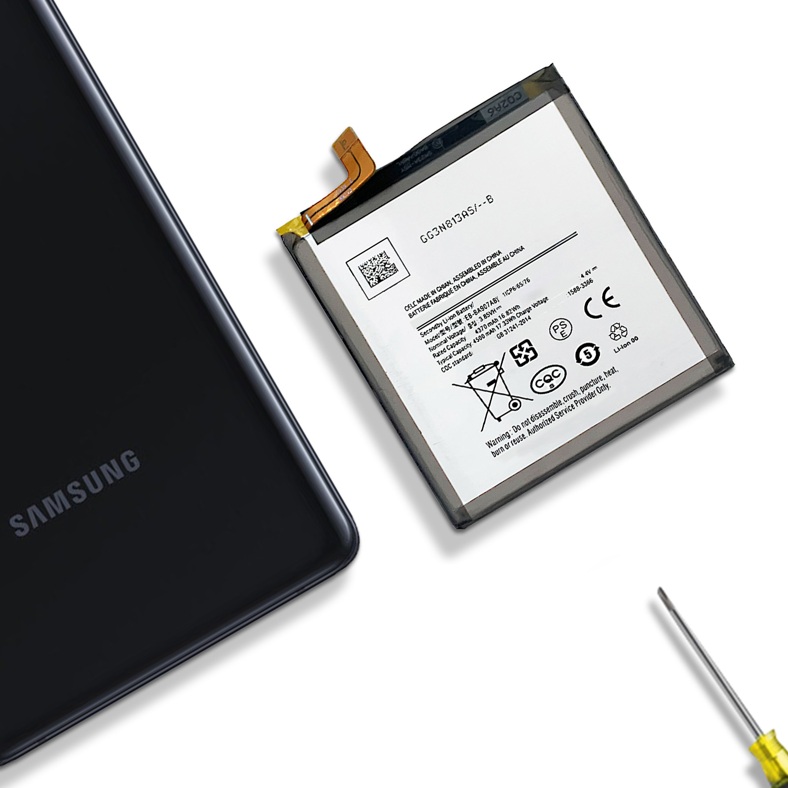 Batería de teléfono Samsung con el teléfono Samsung cerca y un destornillador sobre una superficie blanca.