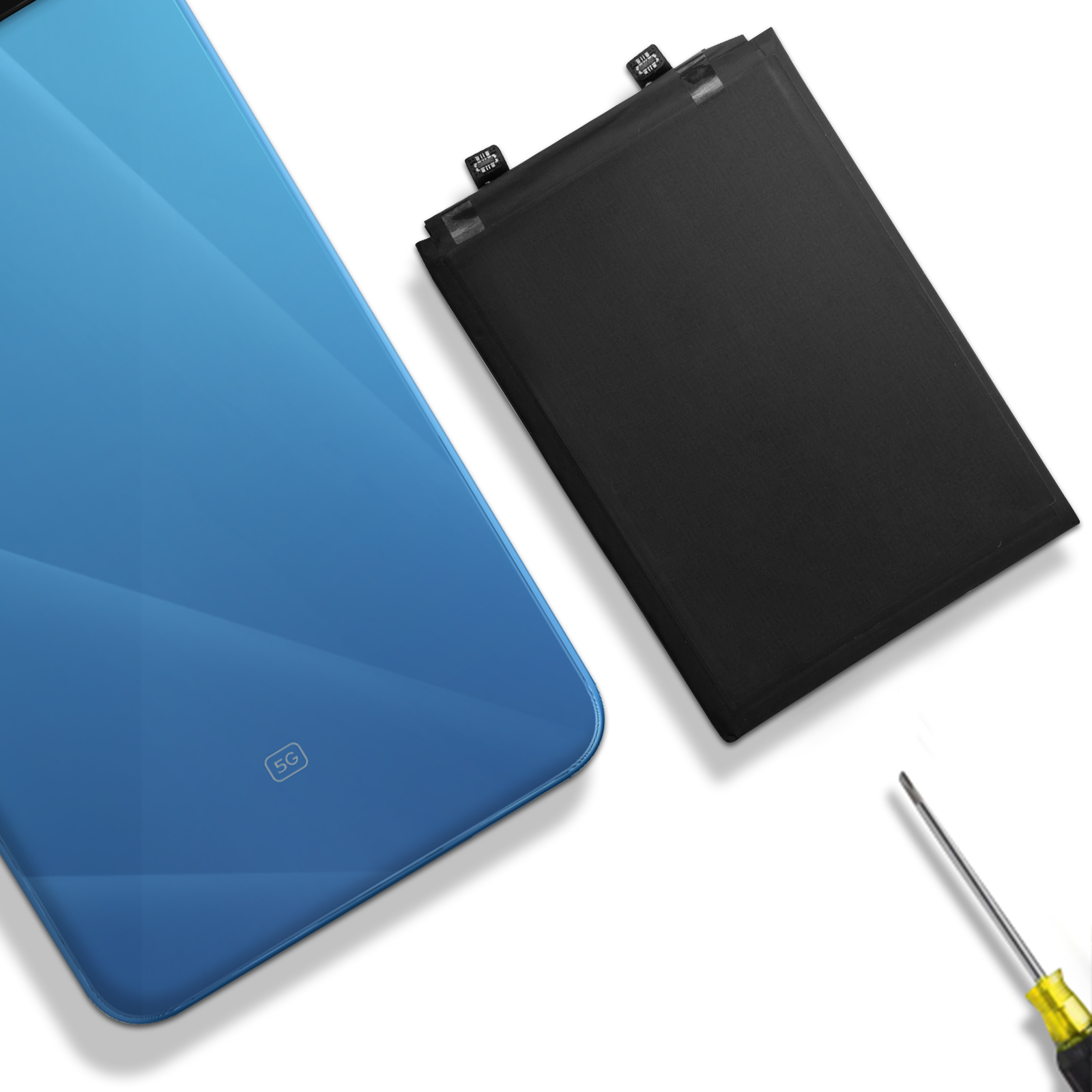 La parte trasera de un teléfono está junto a una batería y un destornillador sobre una superficie blanca. El teléfono es azul.