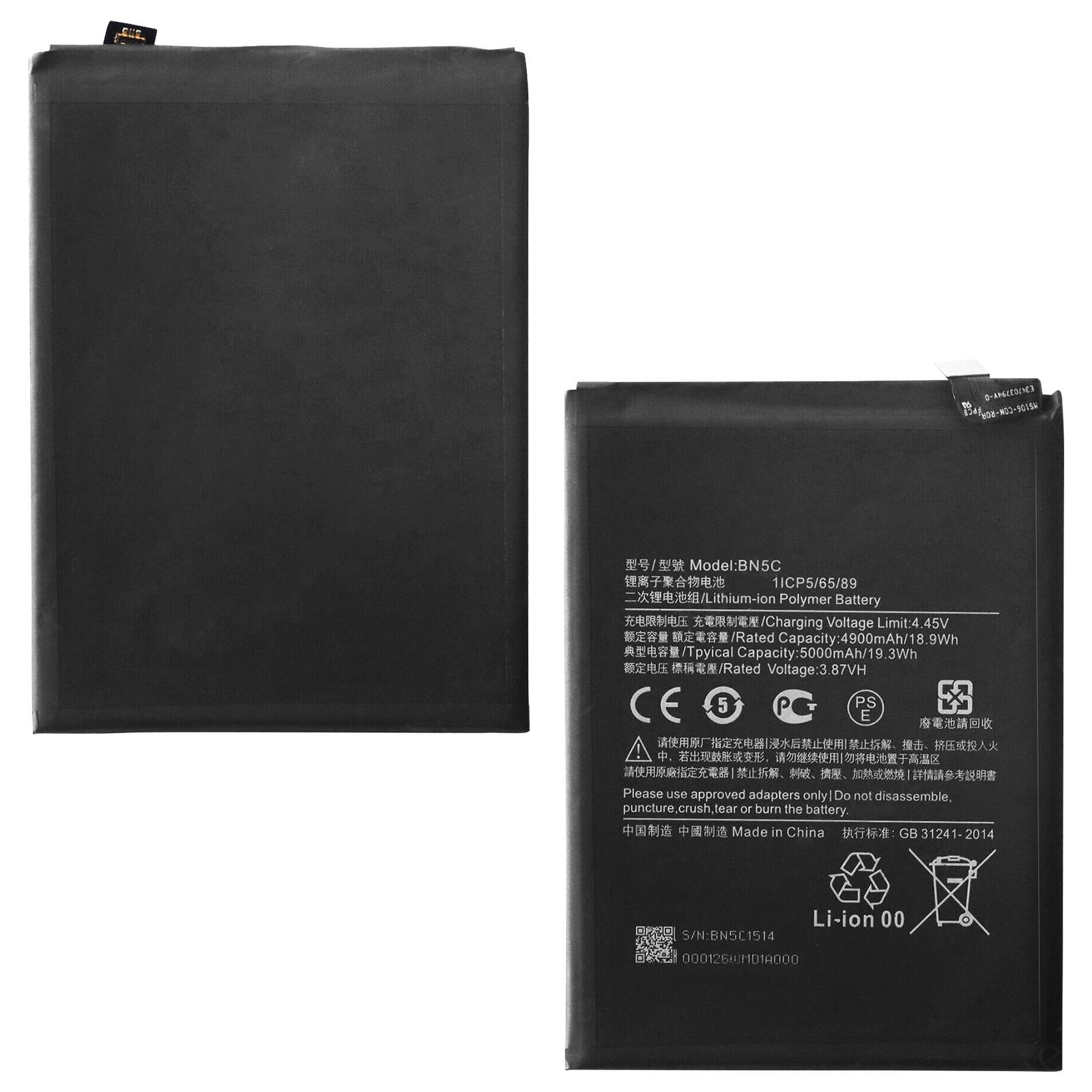 Due batterie con etichette. Sfondo bianco. Primo piano della superficie della batteria.