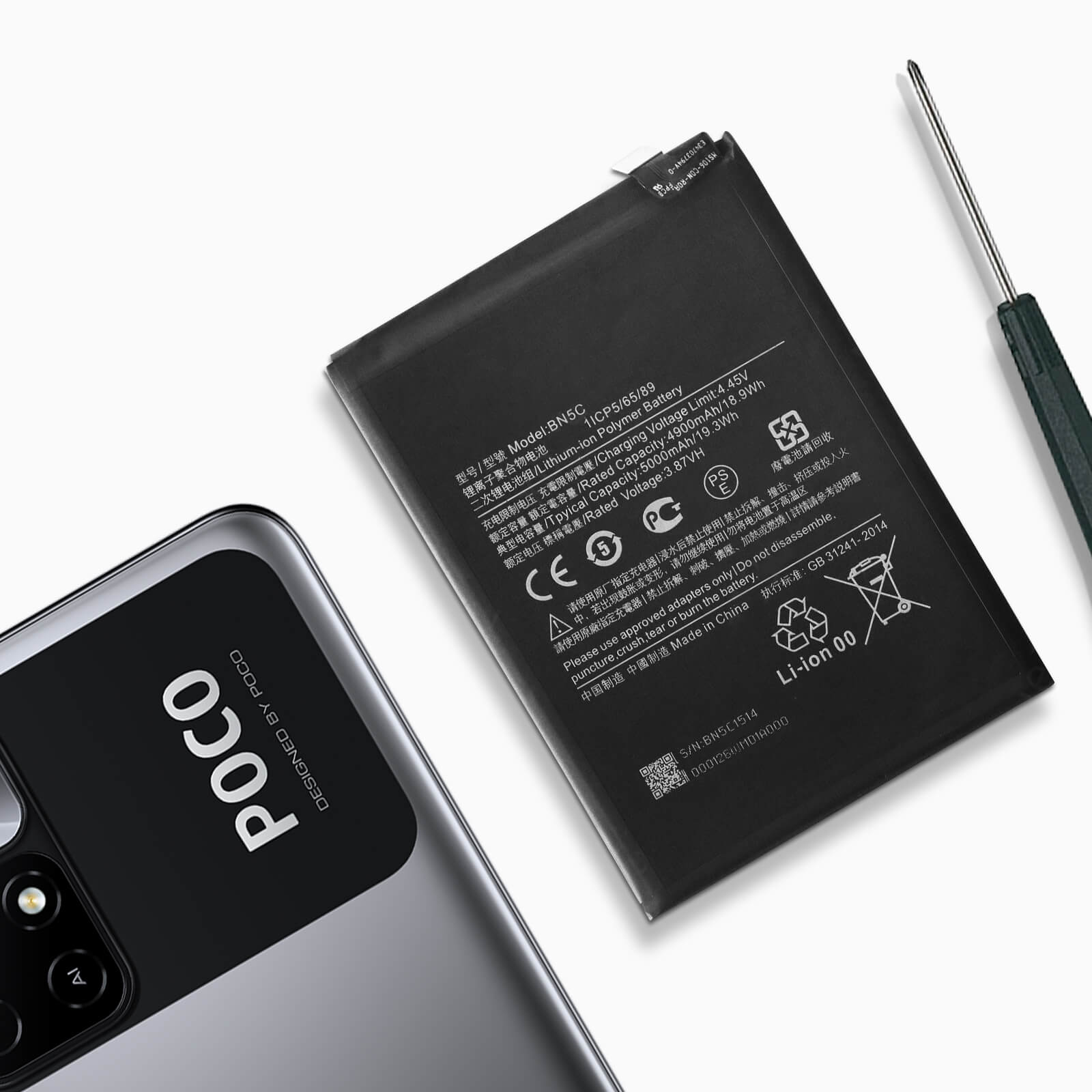 Un telefono POCO con una batteria nera. Un cacciavite sullo sfondo.