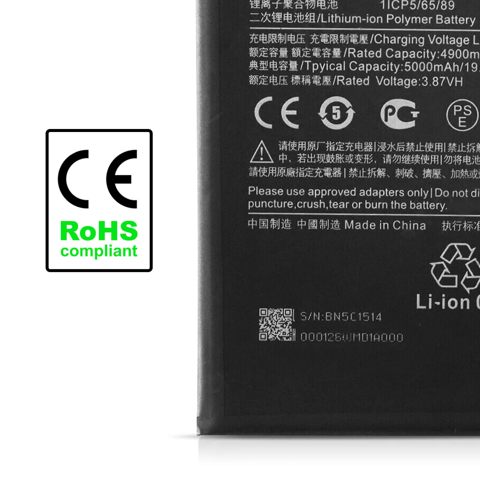 Primo piano di una batteria del telefono. Loghi CE e RoHS visibili.
