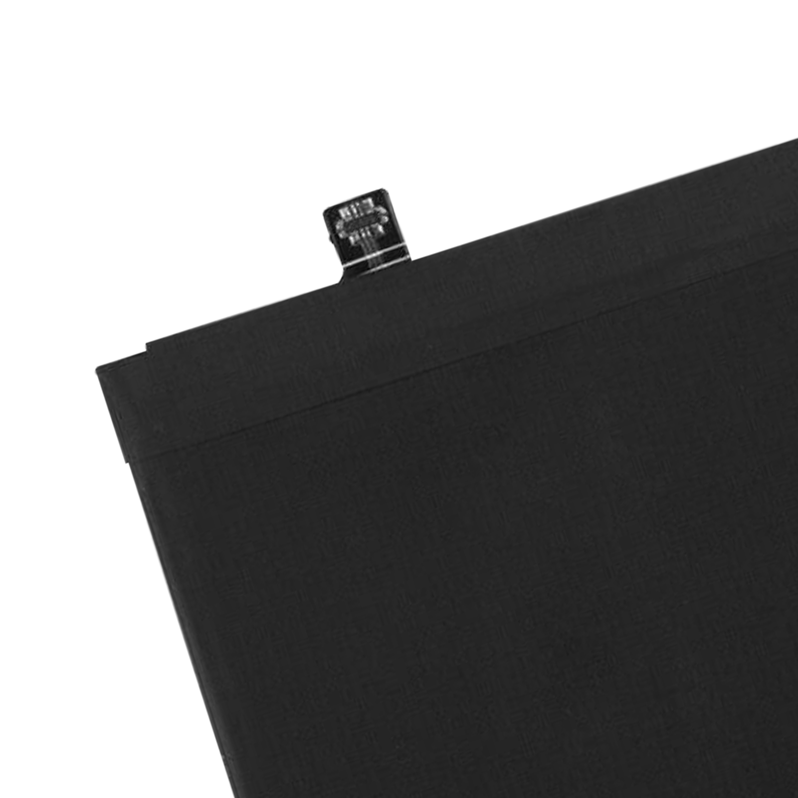 Primer plano de una batería de teléfono negra con fondo blanco y un pequeño conector.
