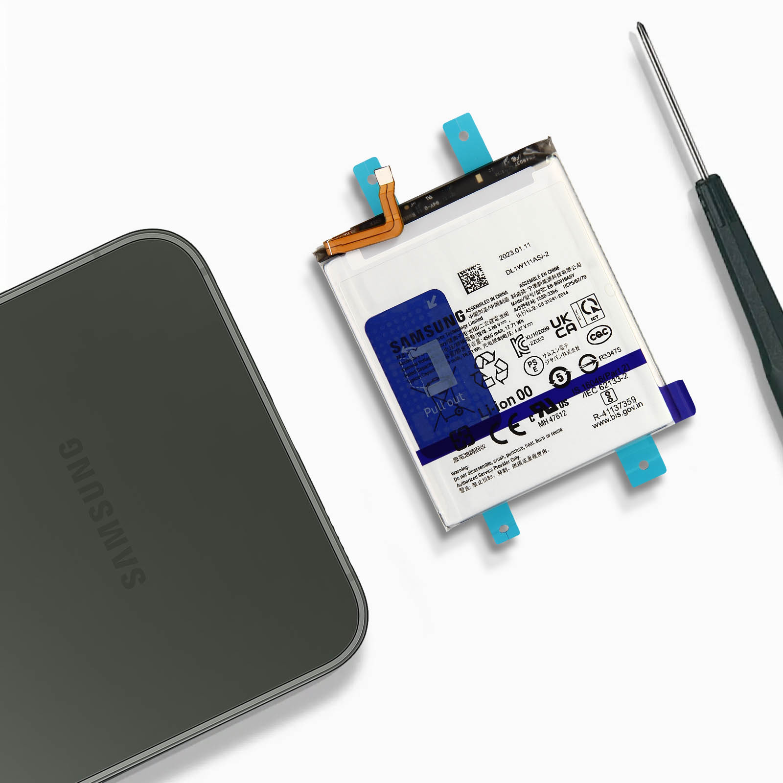Eine Samsung-Telefonbatterie und ein schwarzes Telefon liegen mit einem Schraubendreher auf weißem Untergrund.