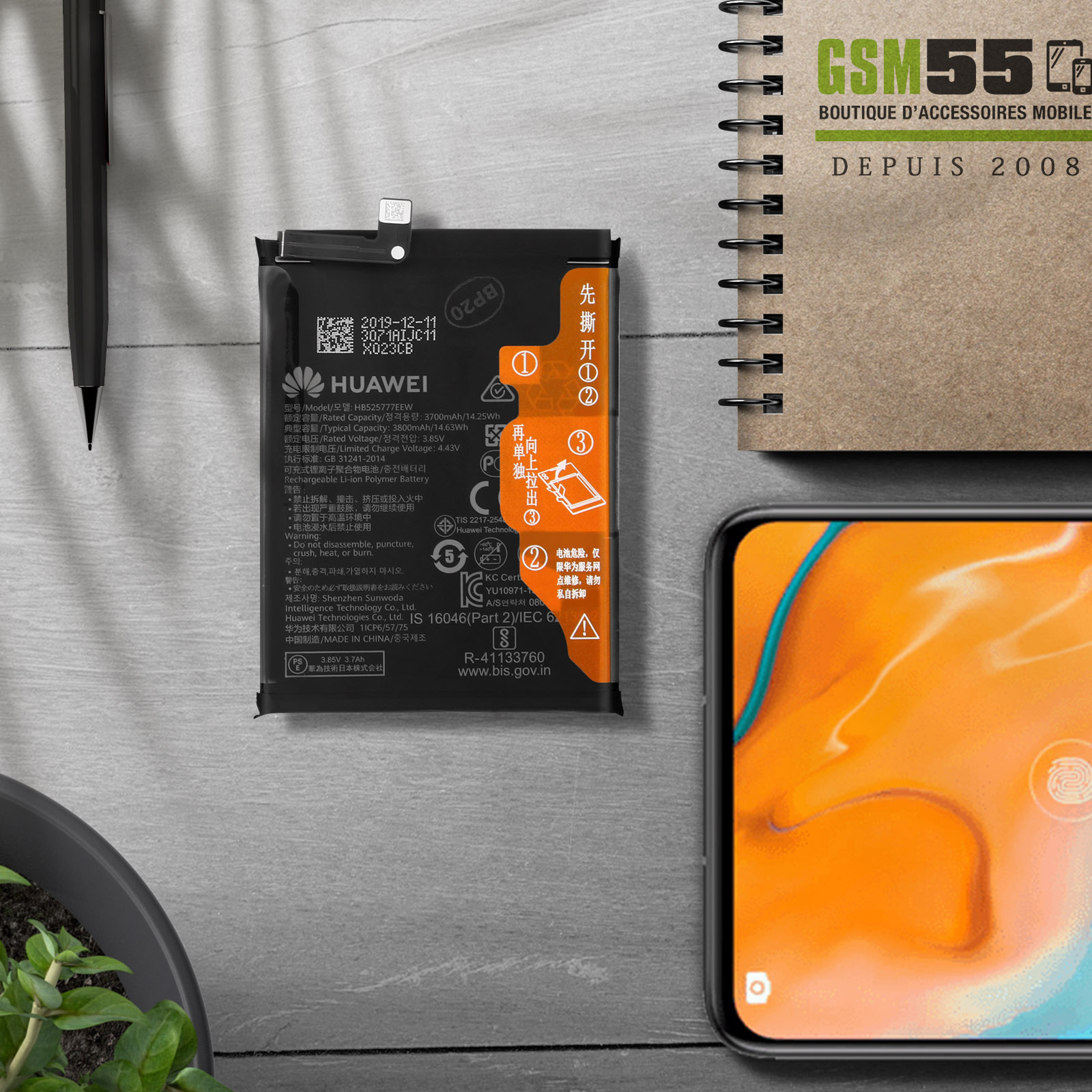 Batteria Huawei con testo, una penna nera e un telefono con uno schermo arancione vibrante.