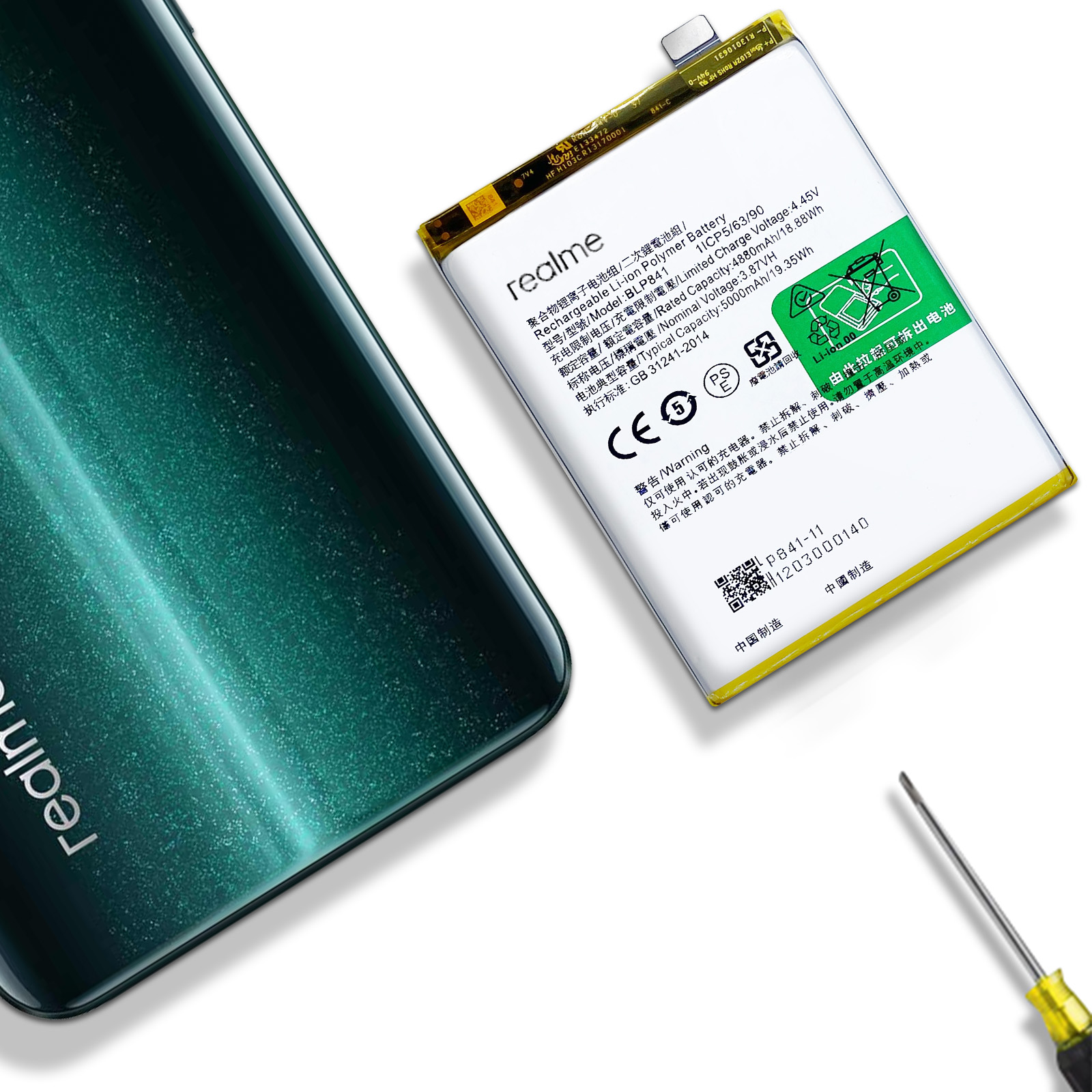 Teléfono y batería con etiqueta. Fondo verde y blanco. Destornillador.