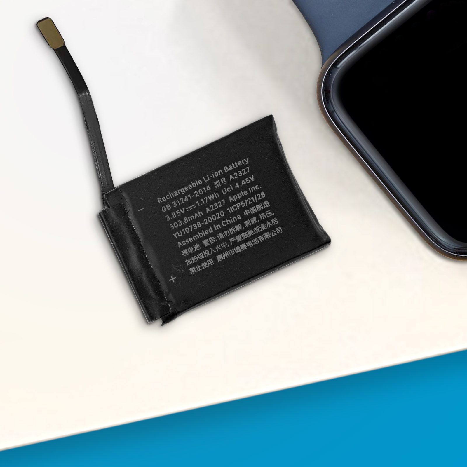 Ein schwarzer Li-Ionen-Akku mit Text. Der Hintergrund ist blau. Eine Smartwatch befindet sich in der oberen rechten Ecke.