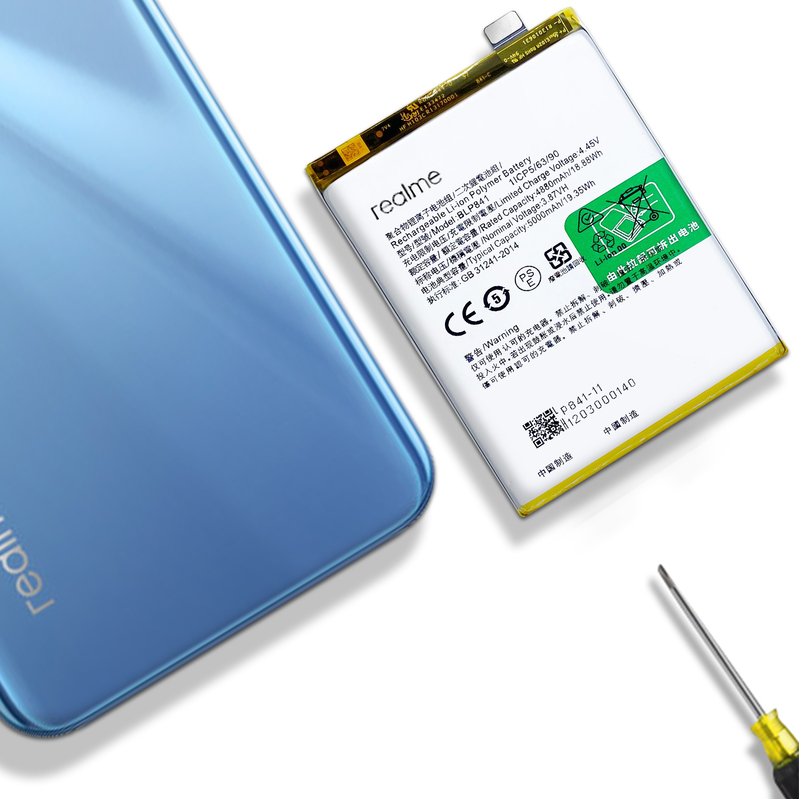 Una batería de teléfono con el teléfono y un destornillador en una superficie blanca.