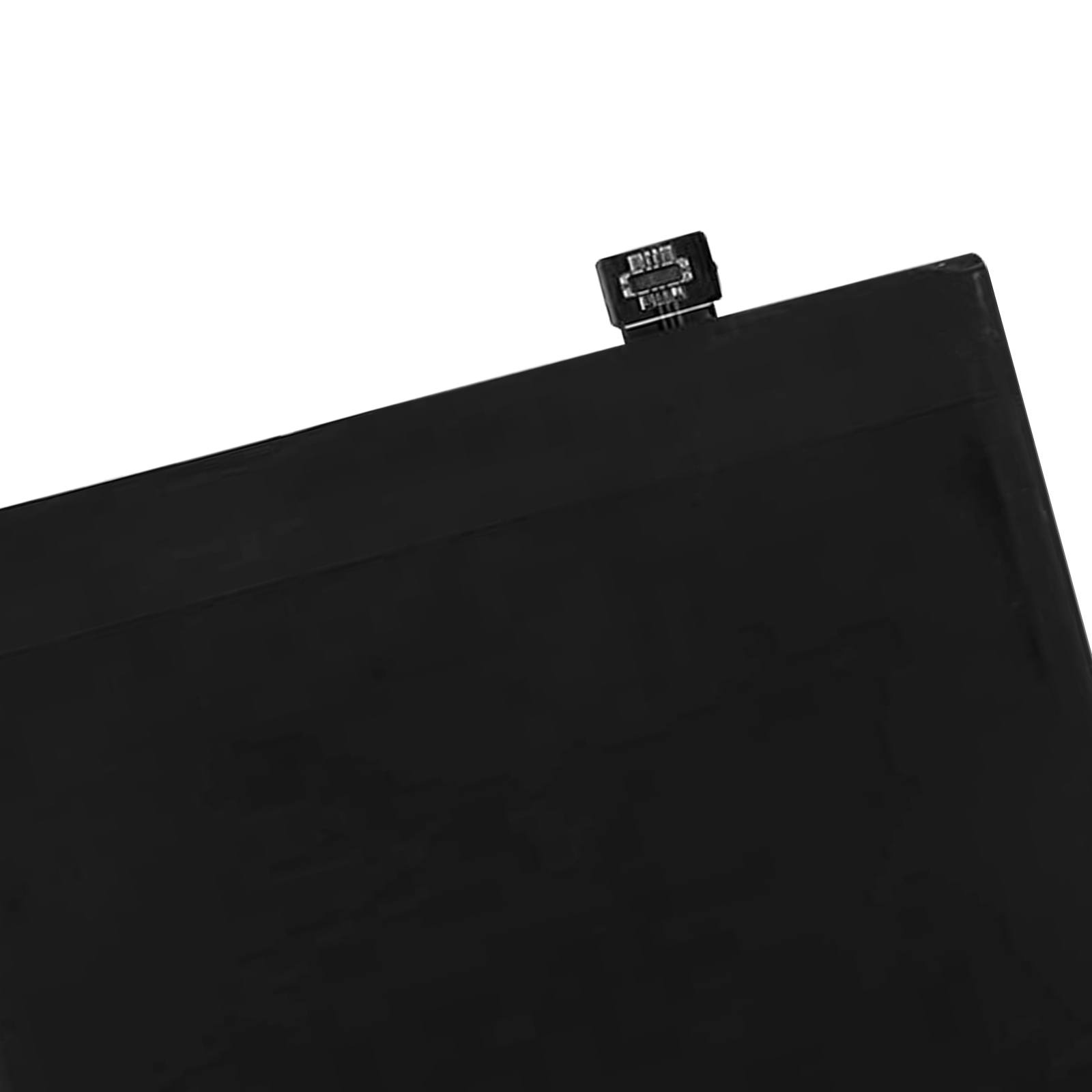 Primer plano de una batería de teléfono negra con un conector. Es rectangular y mayormente negro.