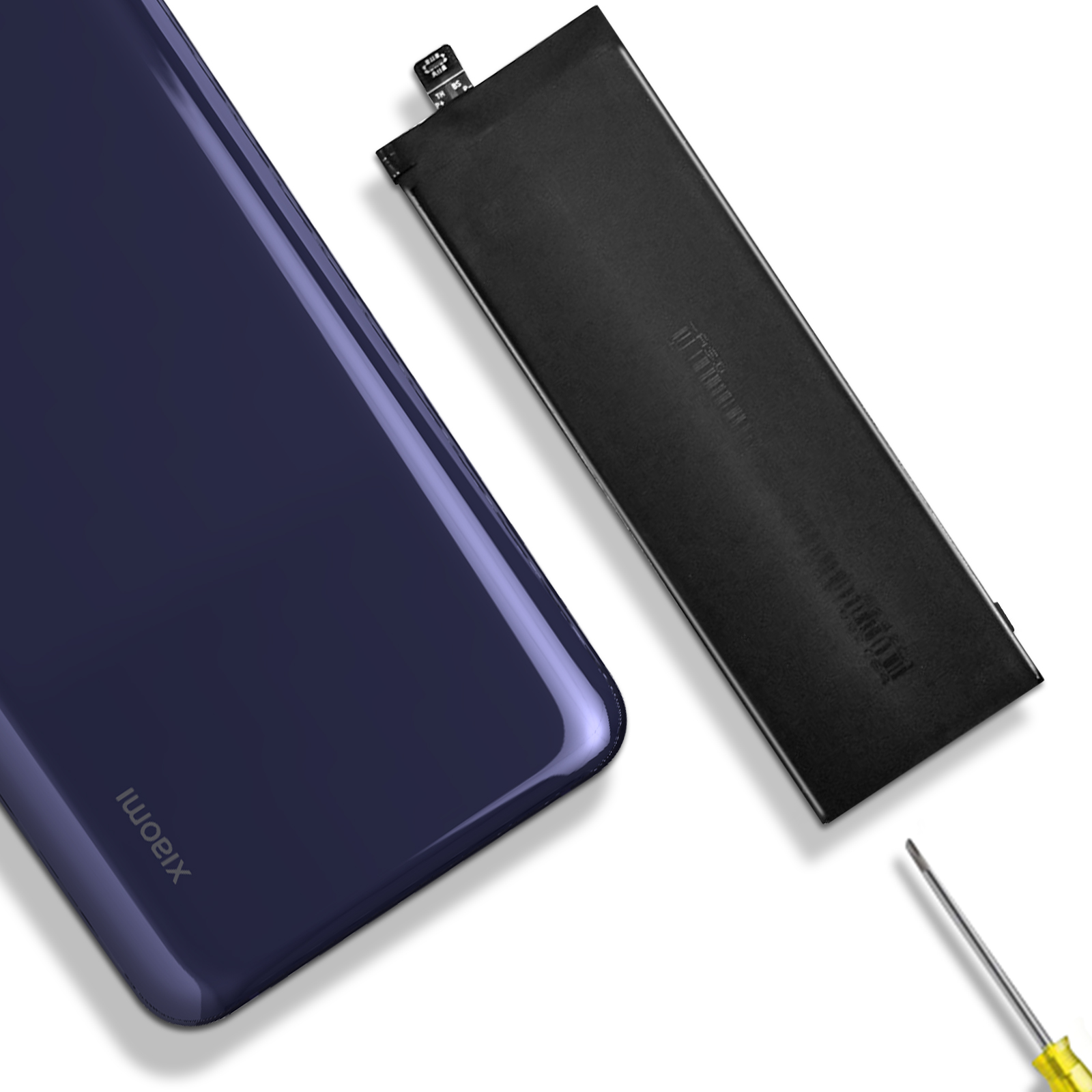 Un teléfono y una batería con un destornillador al lado. El teléfono es morado.
