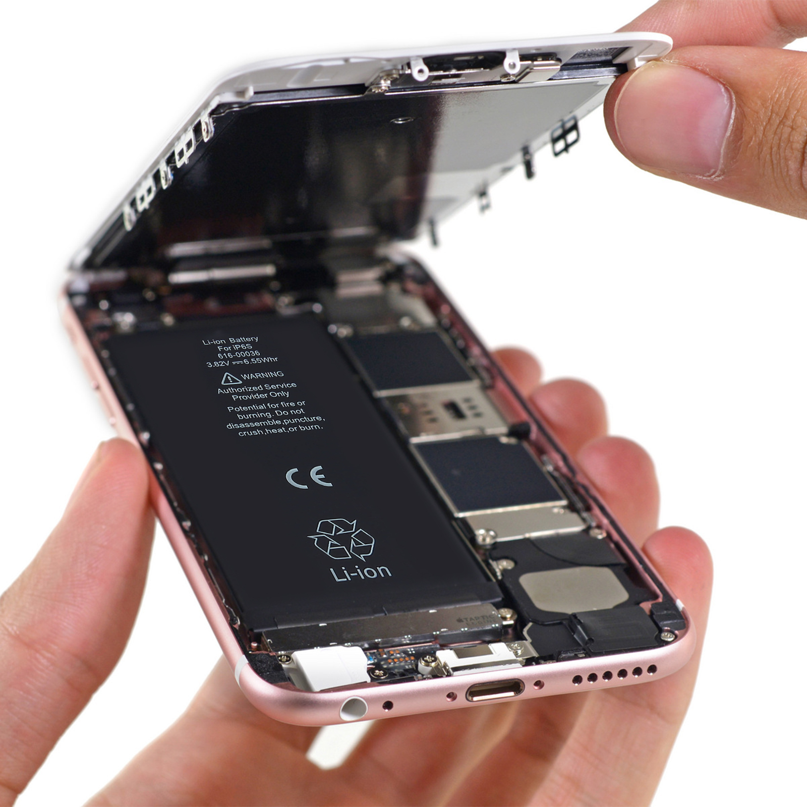 iPhone smontato, batteria visibile. Mano che tiene la parte superiore.